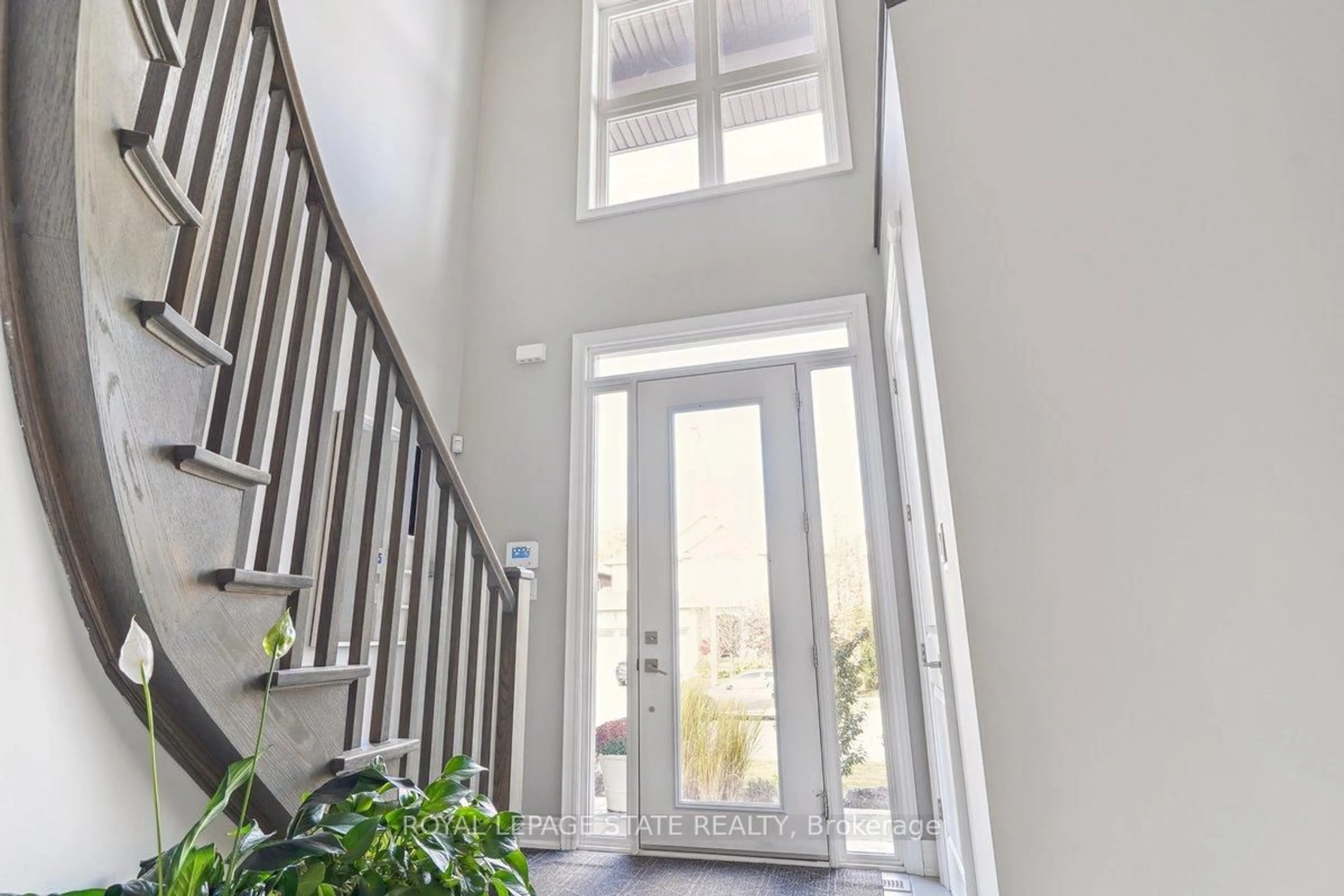 Indoor foyer for 11 Secinaro Ave, Hamilton Ontario L9G 0C6