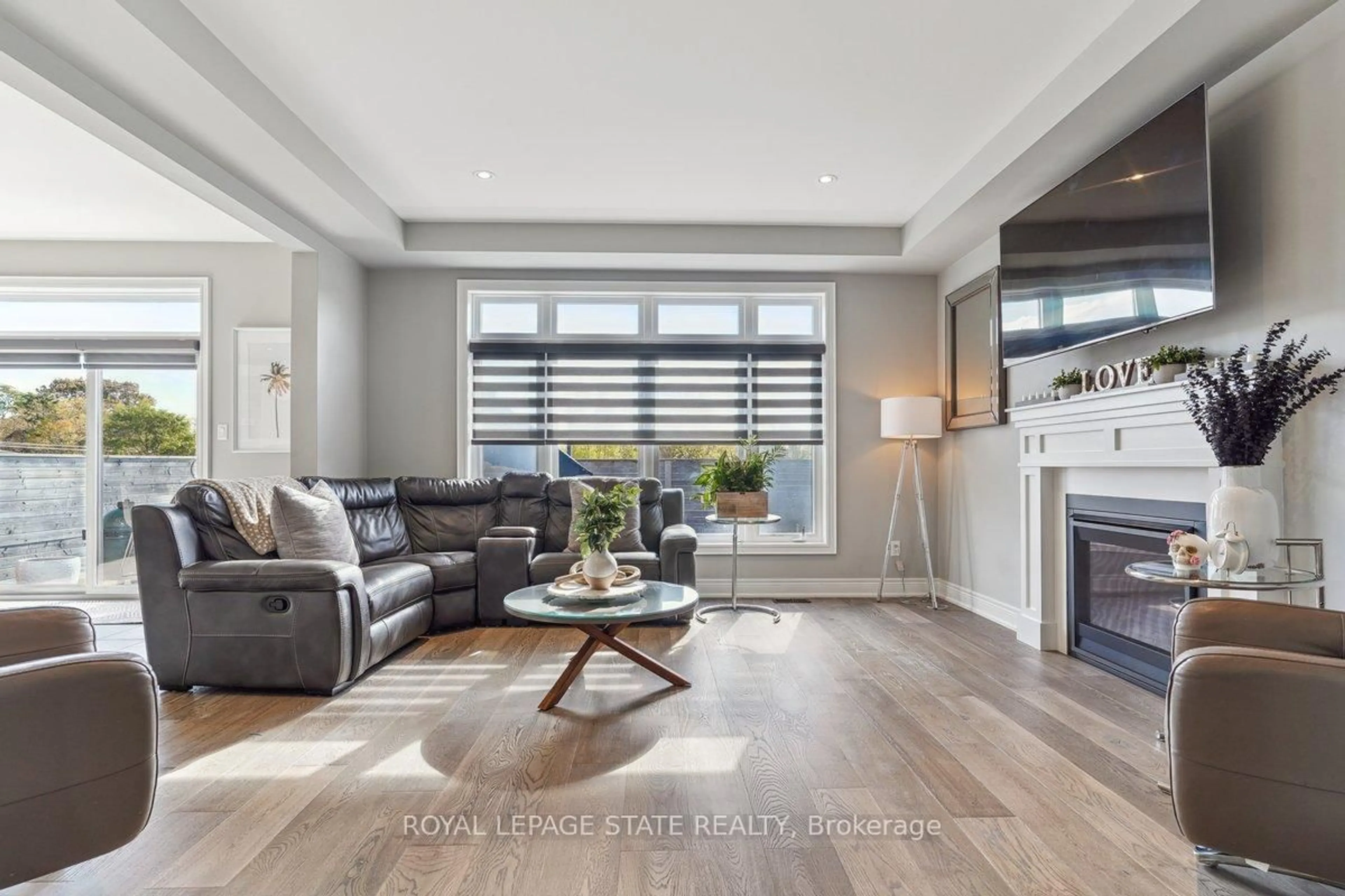 Living room with furniture, unknown for 11 Secinaro Ave, Hamilton Ontario L9G 0C6