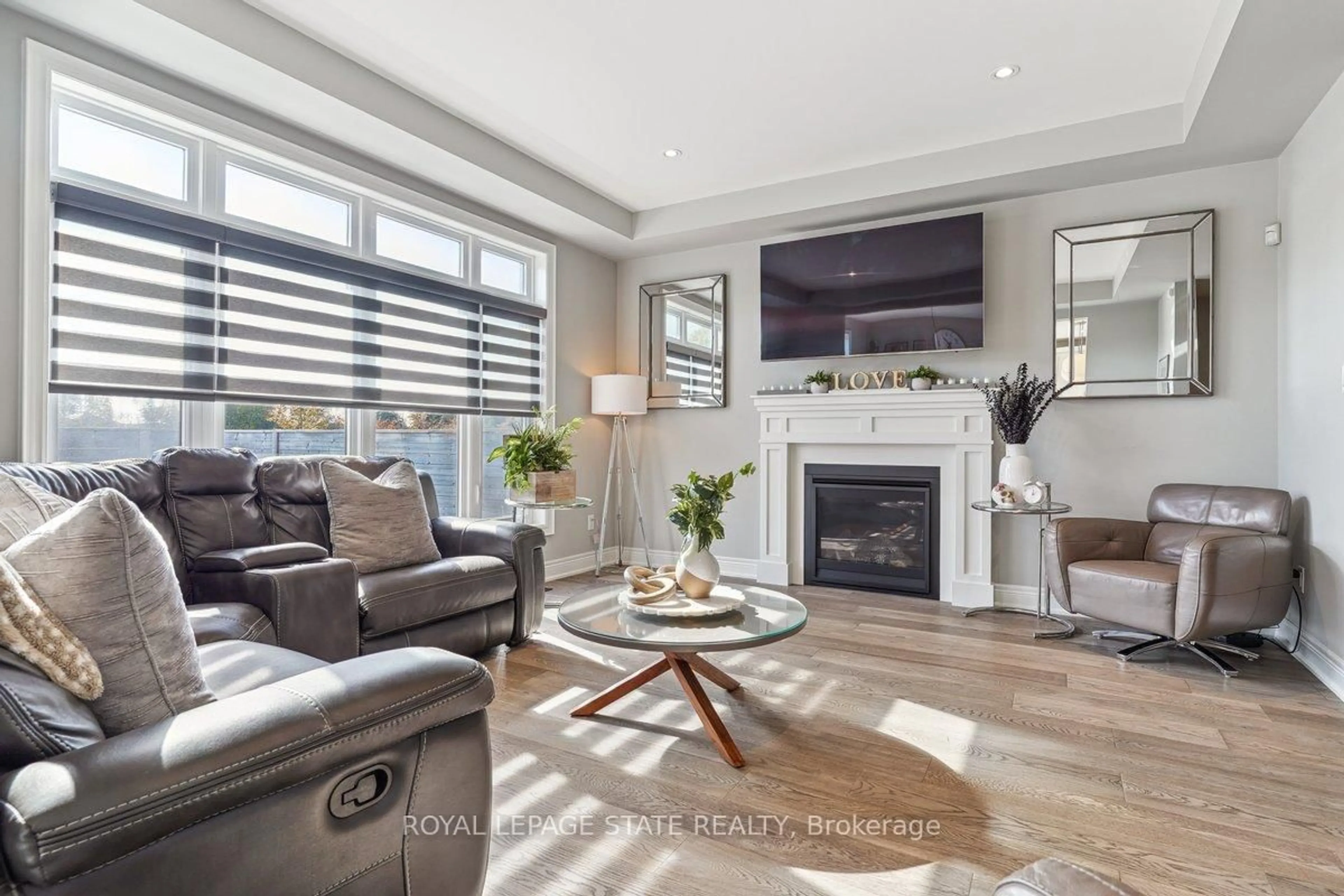 Living room with furniture, unknown for 11 Secinaro Ave, Hamilton Ontario L9G 0C6