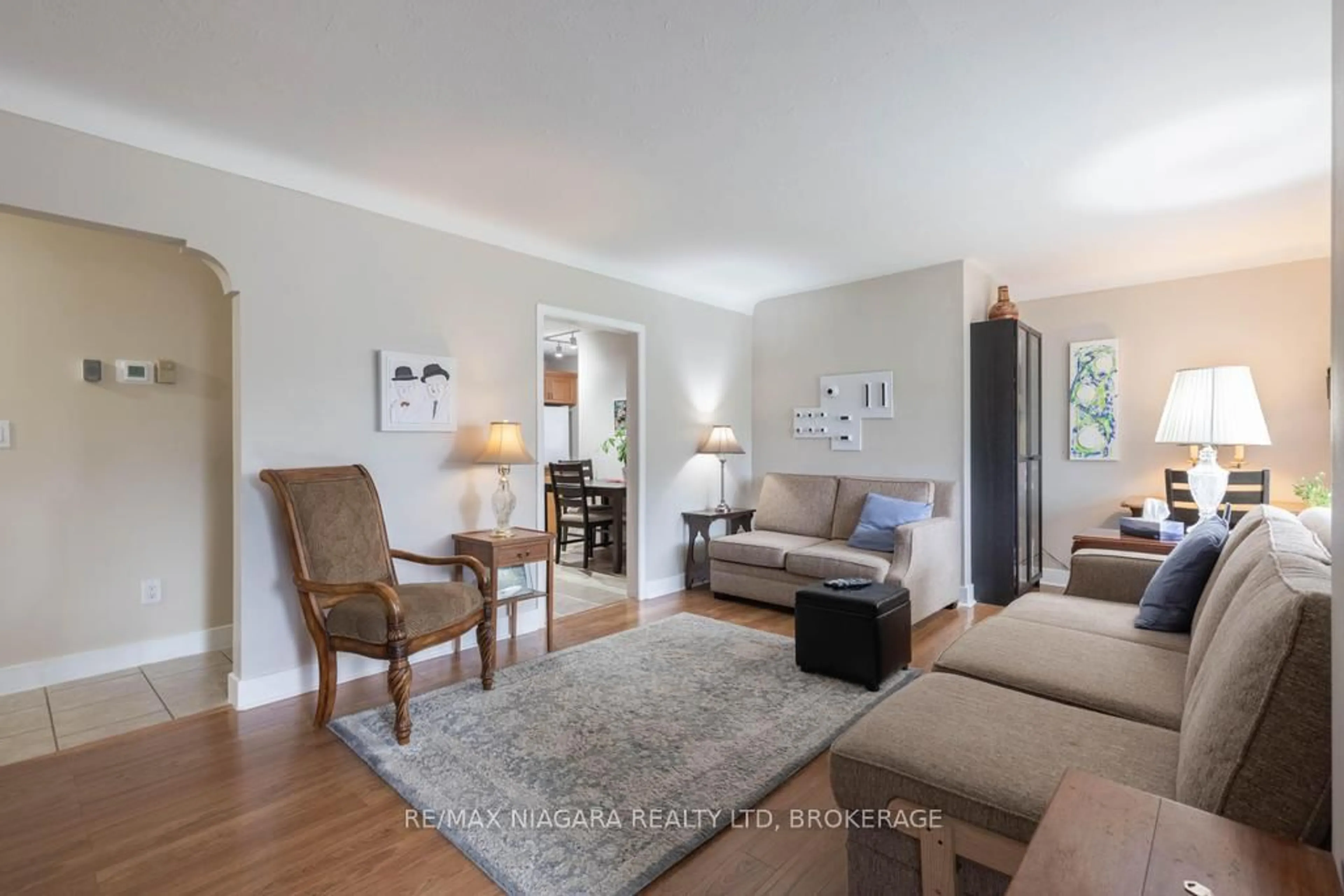 Living room with furniture, wood/laminate floor for 96 Royal Manor Dr, St. Catharines Ontario L2M 4L7