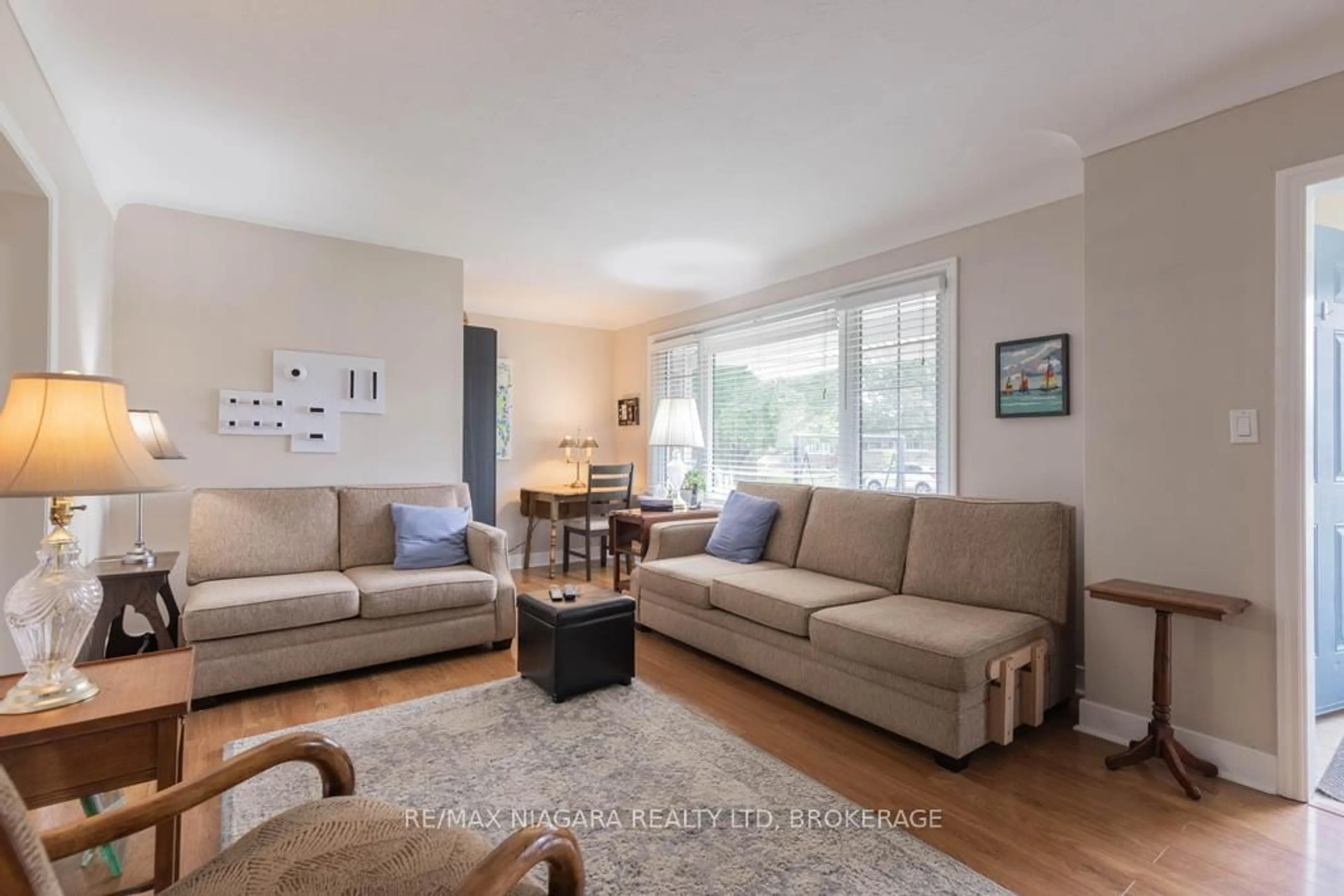 Living room with furniture, unknown for 96 Royal Manor Dr, St. Catharines Ontario L2M 4L7