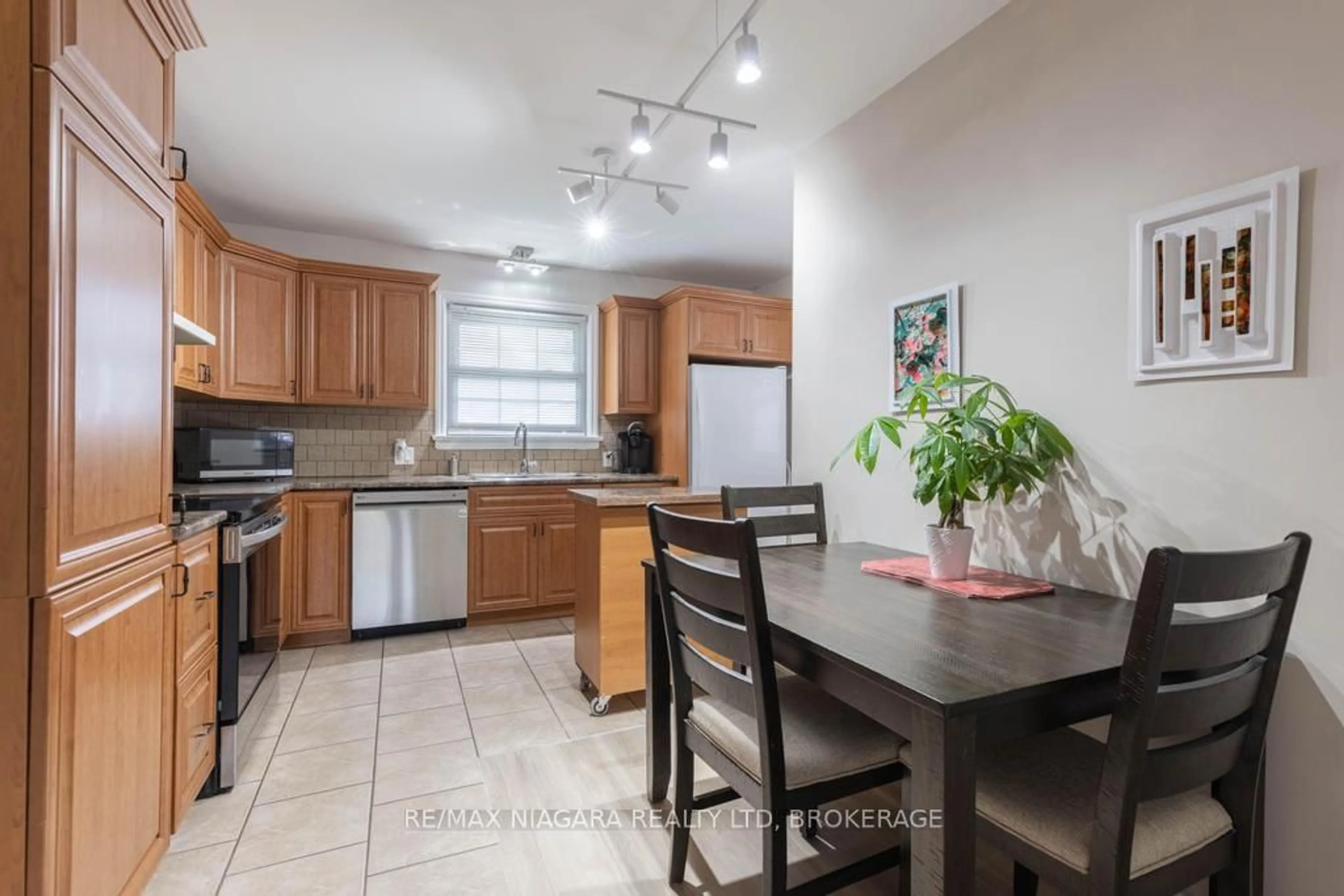 Unknown for 96 Royal Manor Dr, St. Catharines Ontario L2M 4L7