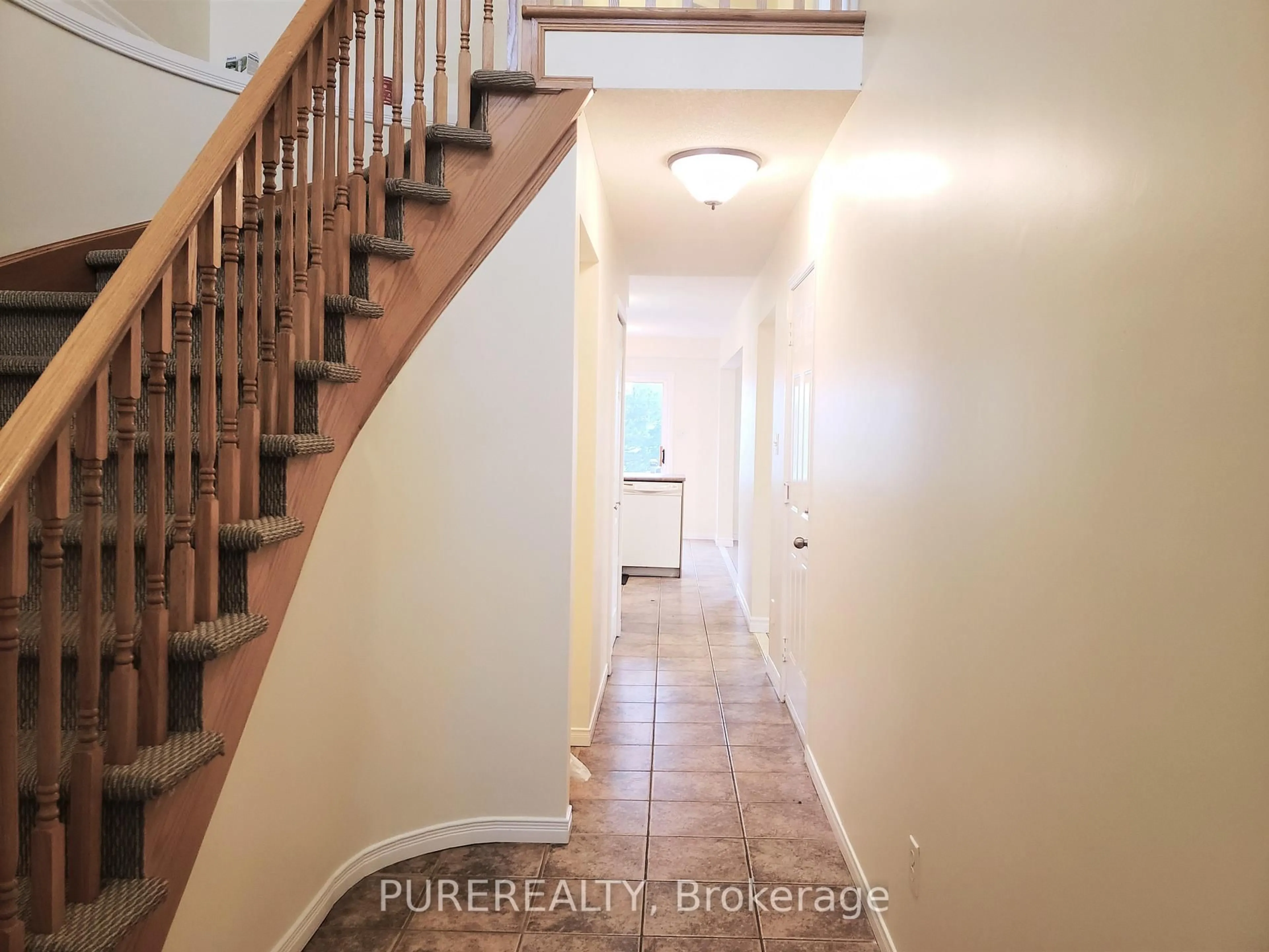 Indoor entryway for 69 Shadyglen Dr, Hamilton Ontario L8J 3W8