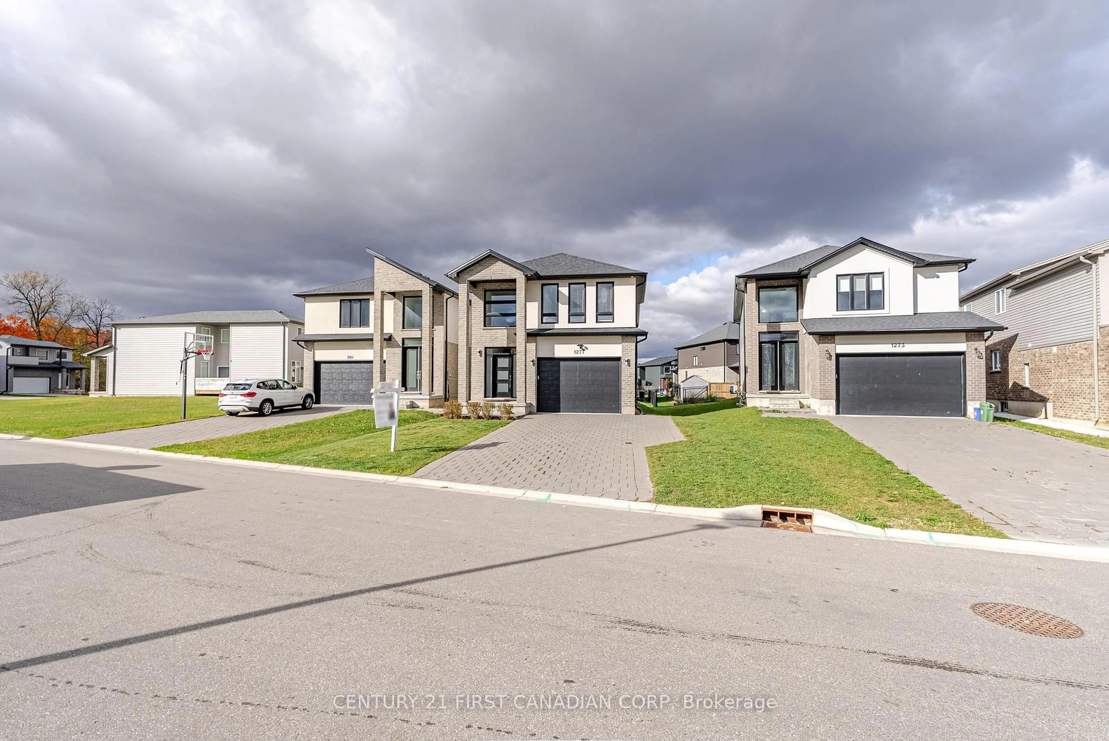 A pic from outside/outdoor area/front of a property/back of a property/a pic from drone, street for 1277 SANDBAR St, London North Ontario N6G 0Y3