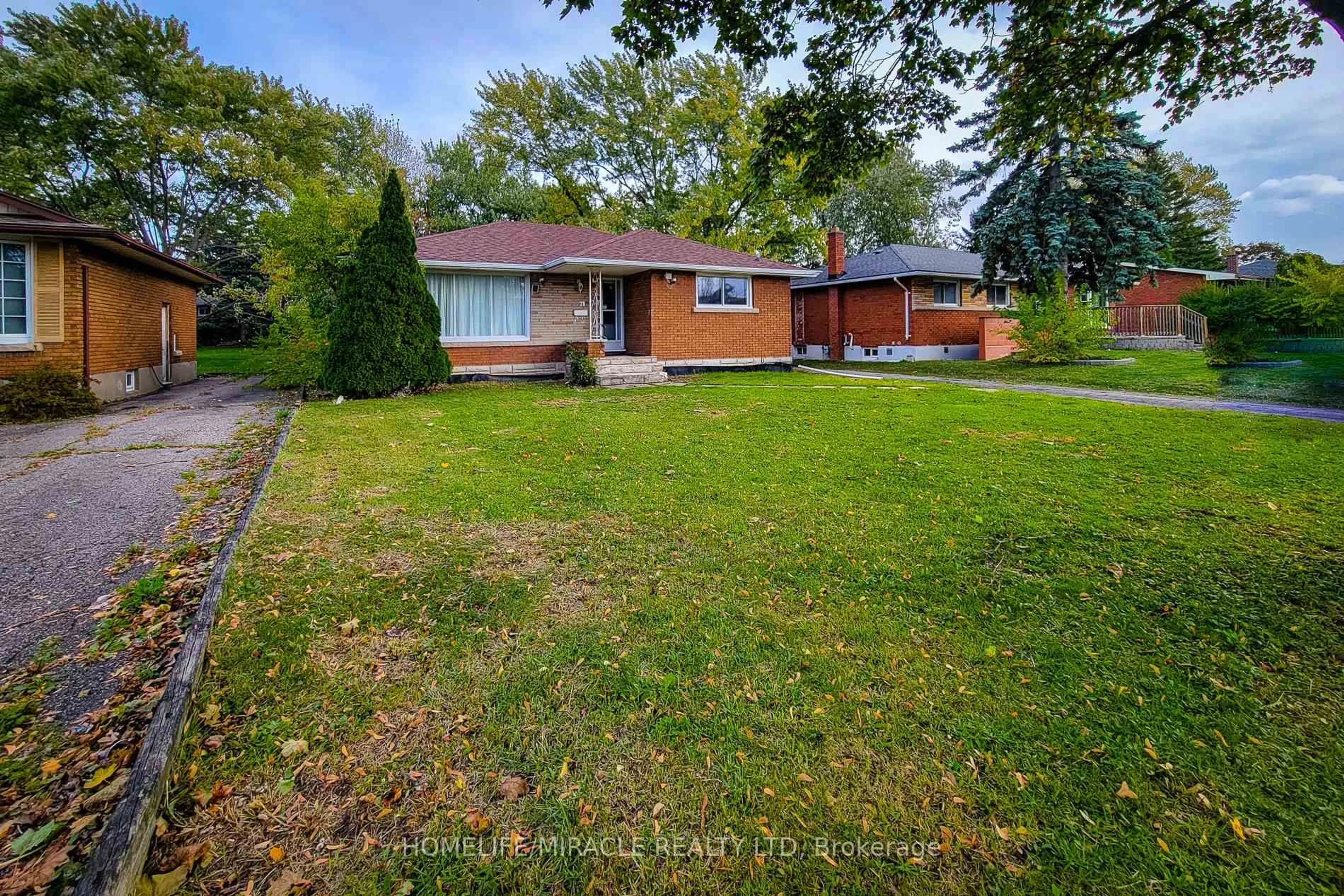 A pic from outside/outdoor area/front of a property/back of a property/a pic from drone, street for 28 Glengarry Rd, St. Catharines Ontario L2T 2T9