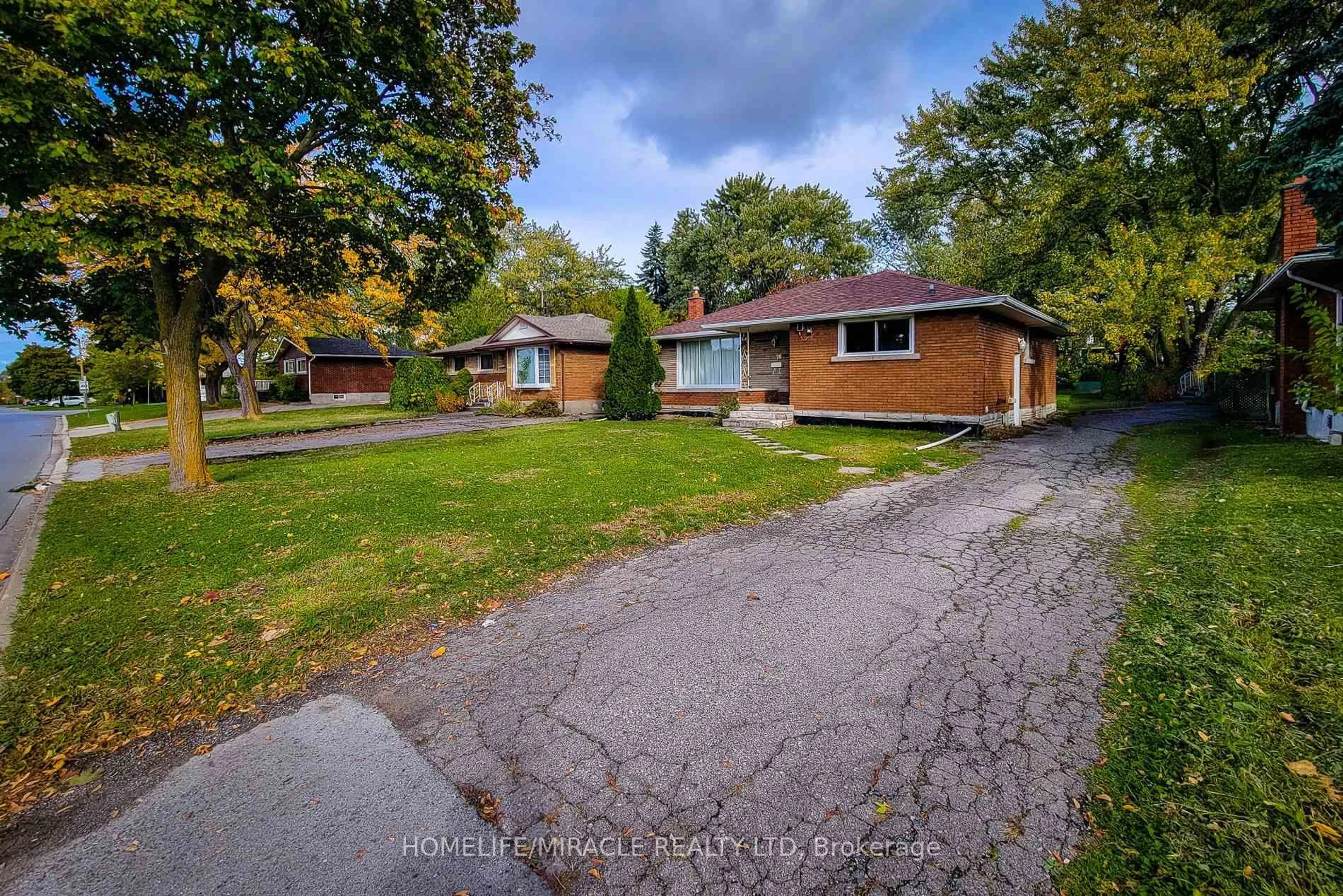 A pic from outside/outdoor area/front of a property/back of a property/a pic from drone, street for 28 Glengarry Rd, St. Catharines Ontario L2T 2T9