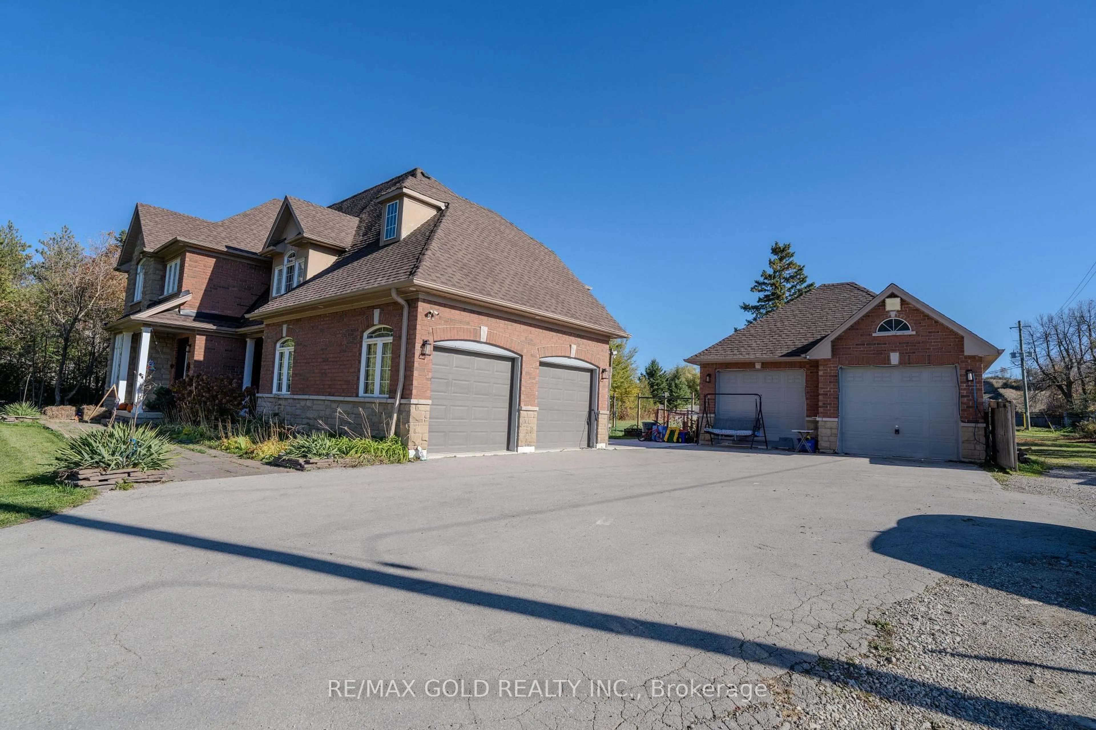 A pic from outside/outdoor area/front of a property/back of a property/a pic from drone, street for 9465 17th Side Rd, Erin Ontario N0B 1Z0