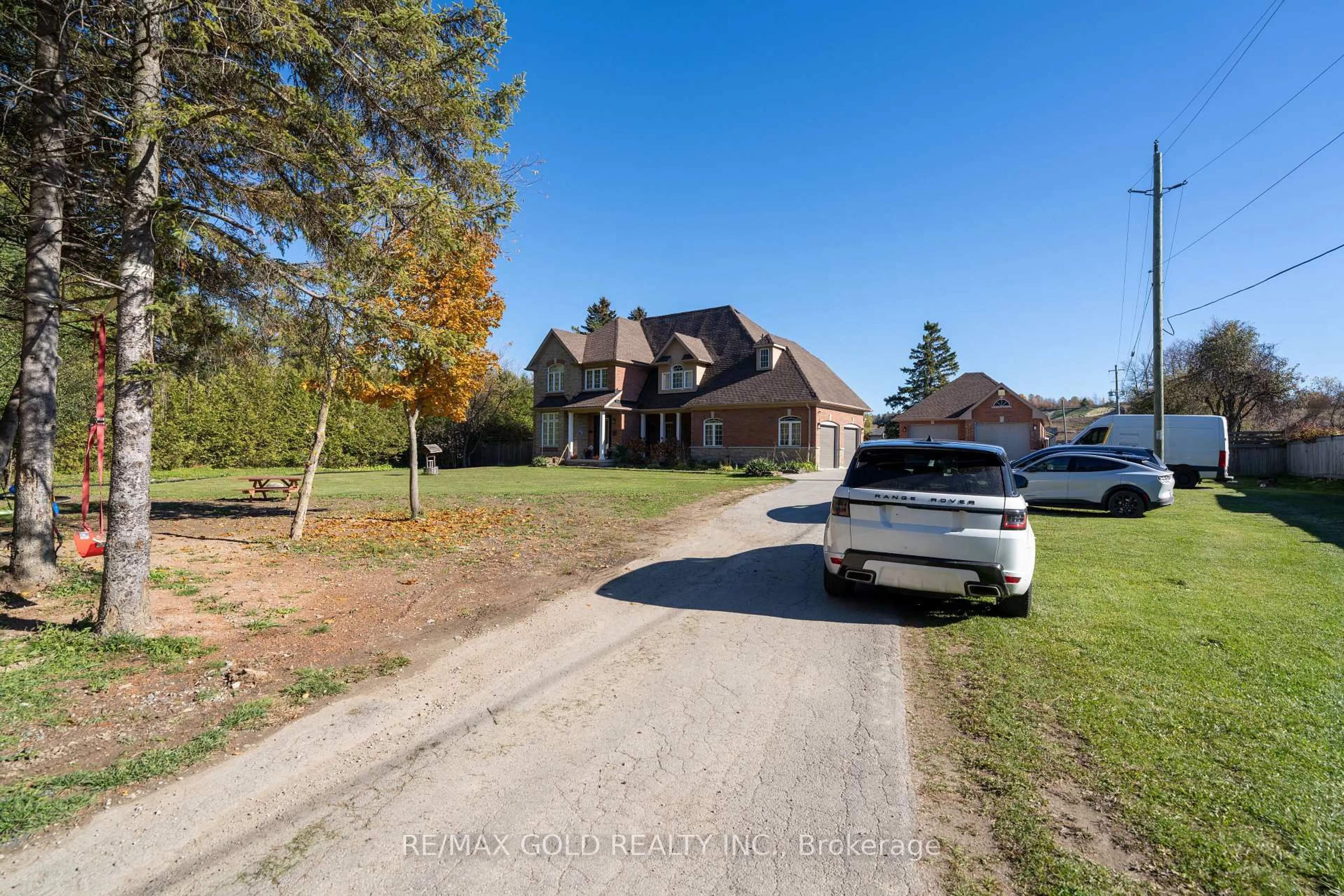 A pic from outside/outdoor area/front of a property/back of a property/a pic from drone, street for 9465 17th Side Rd, Erin Ontario N0B 1Z0