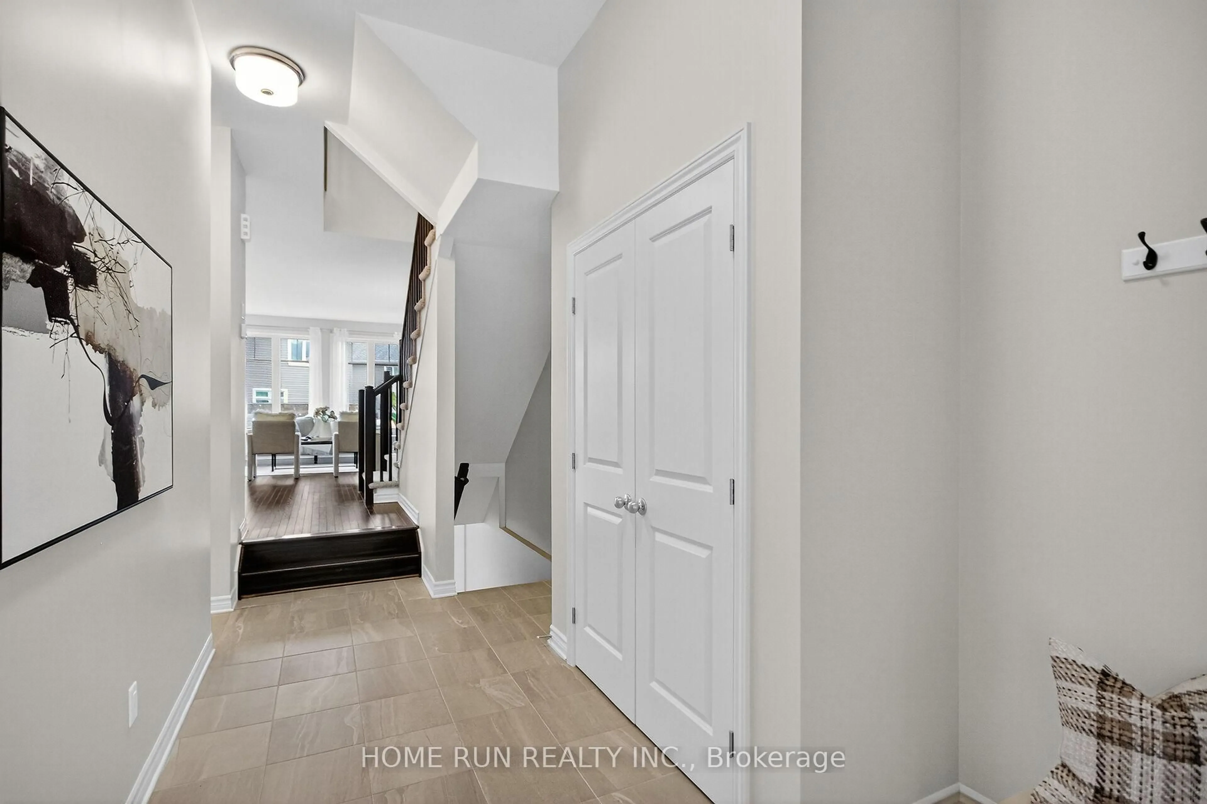 Indoor entryway for 781 Miikana Rd, Ottawa Ontario K1X 0G5