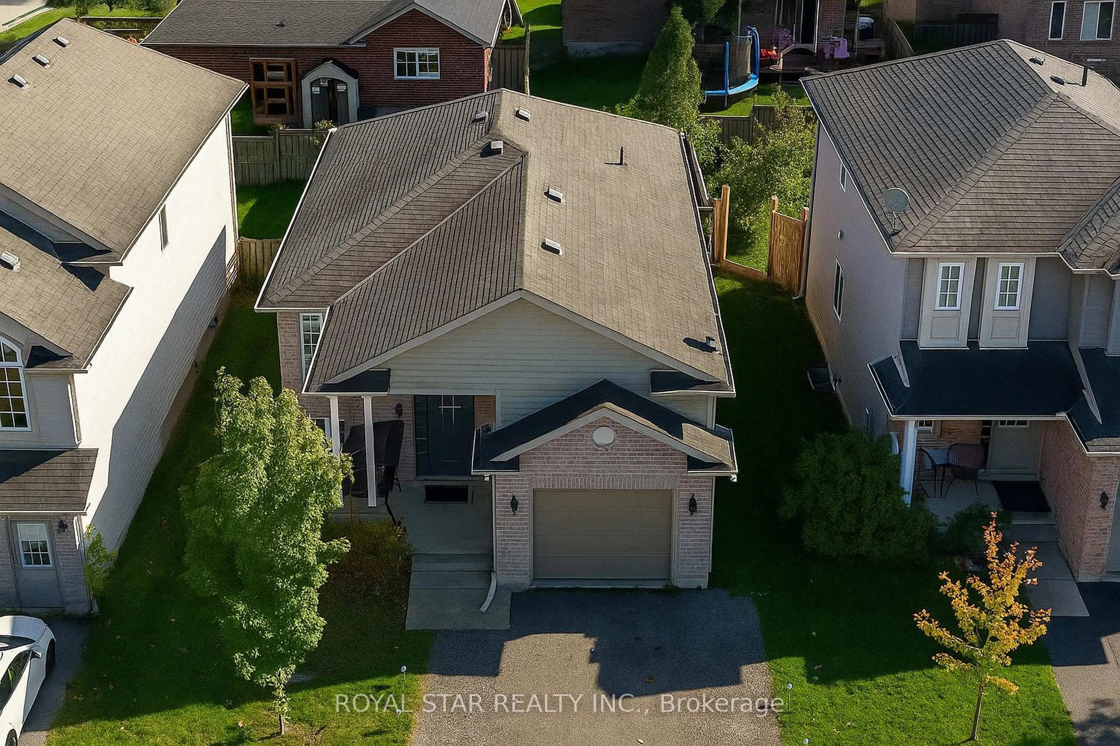 A pic from outside/outdoor area/front of a property/back of a property/a pic from drone, street for 3 Kerr Cres, Ingersoll Ontario N5C 4H2