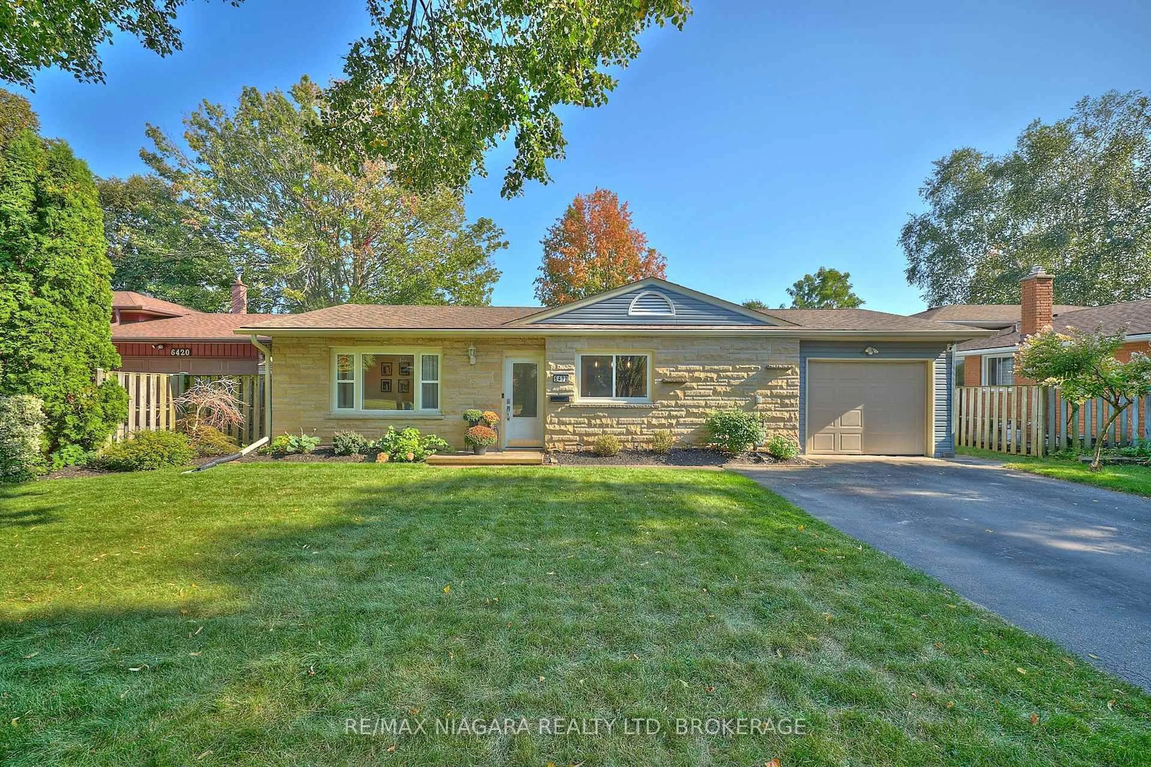 Home with brick exterior material, street for 6432 CAROLYN Ave, Niagara Falls Ontario L2E 5H5