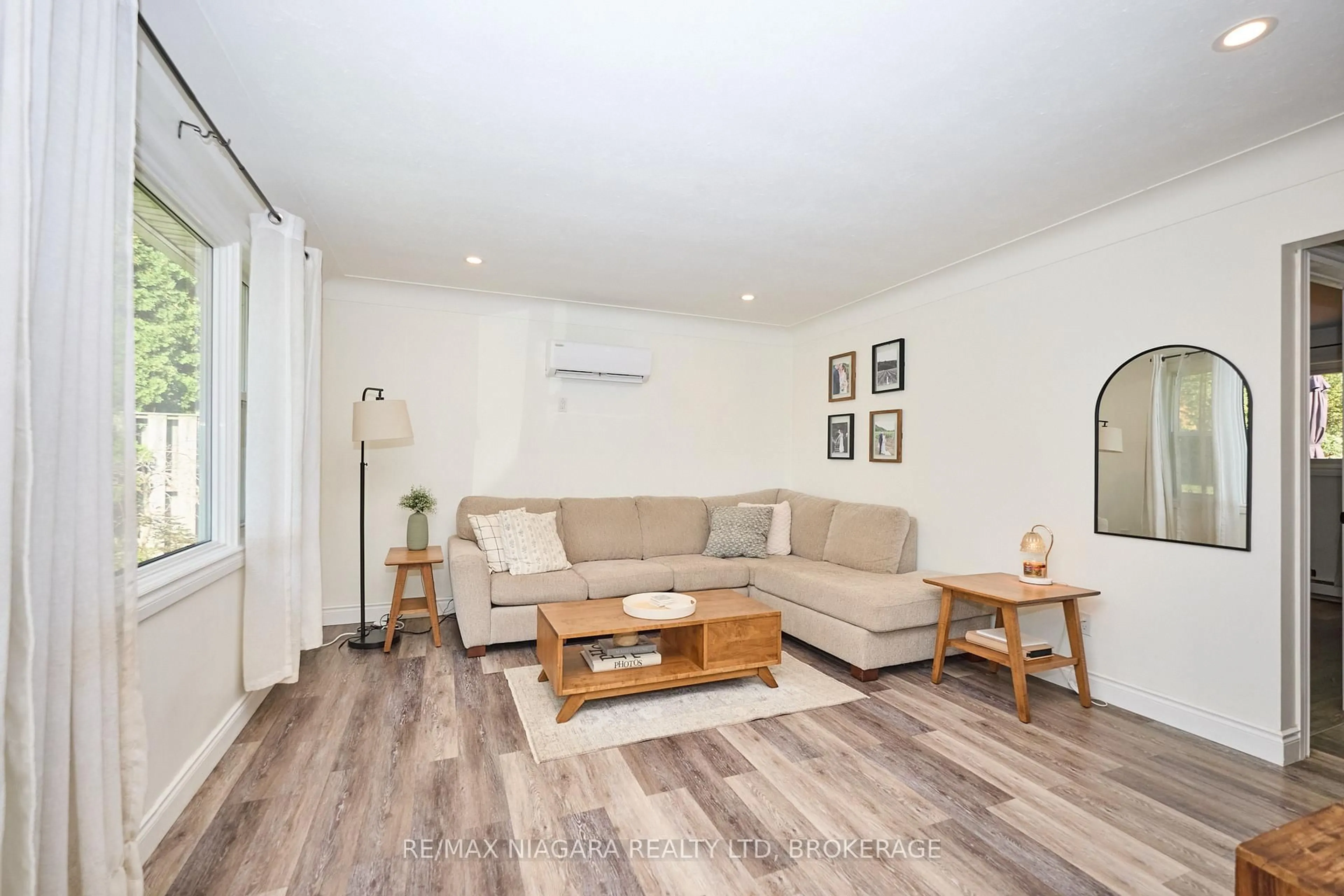 Living room with furniture, wood/laminate floor for 6432 CAROLYN Ave, Niagara Falls Ontario L2E 5H5