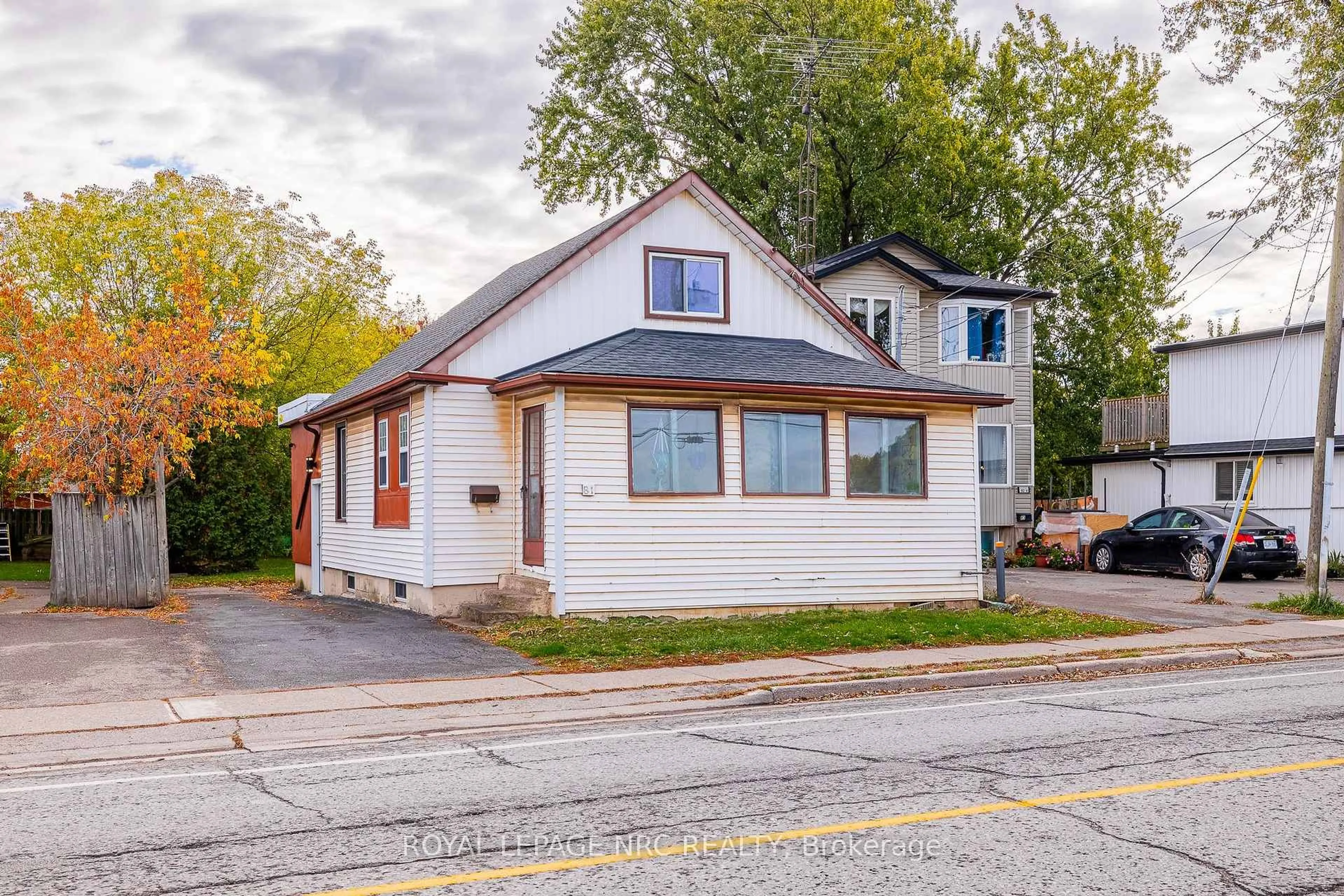 Home with vinyl exterior material, street for 81 Pelham Rd Rd, St. Catharines Ontario L2S 1S3