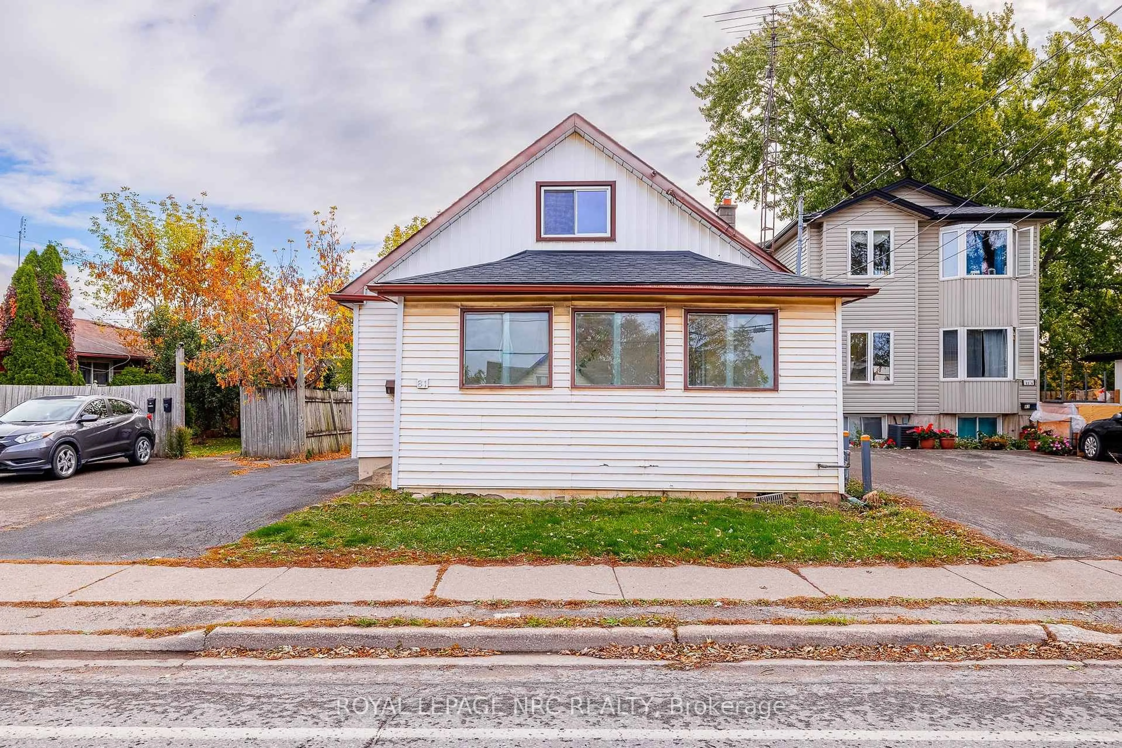 Home with vinyl exterior material, street for 81 Pelham Rd Rd, St. Catharines Ontario L2S 1S3