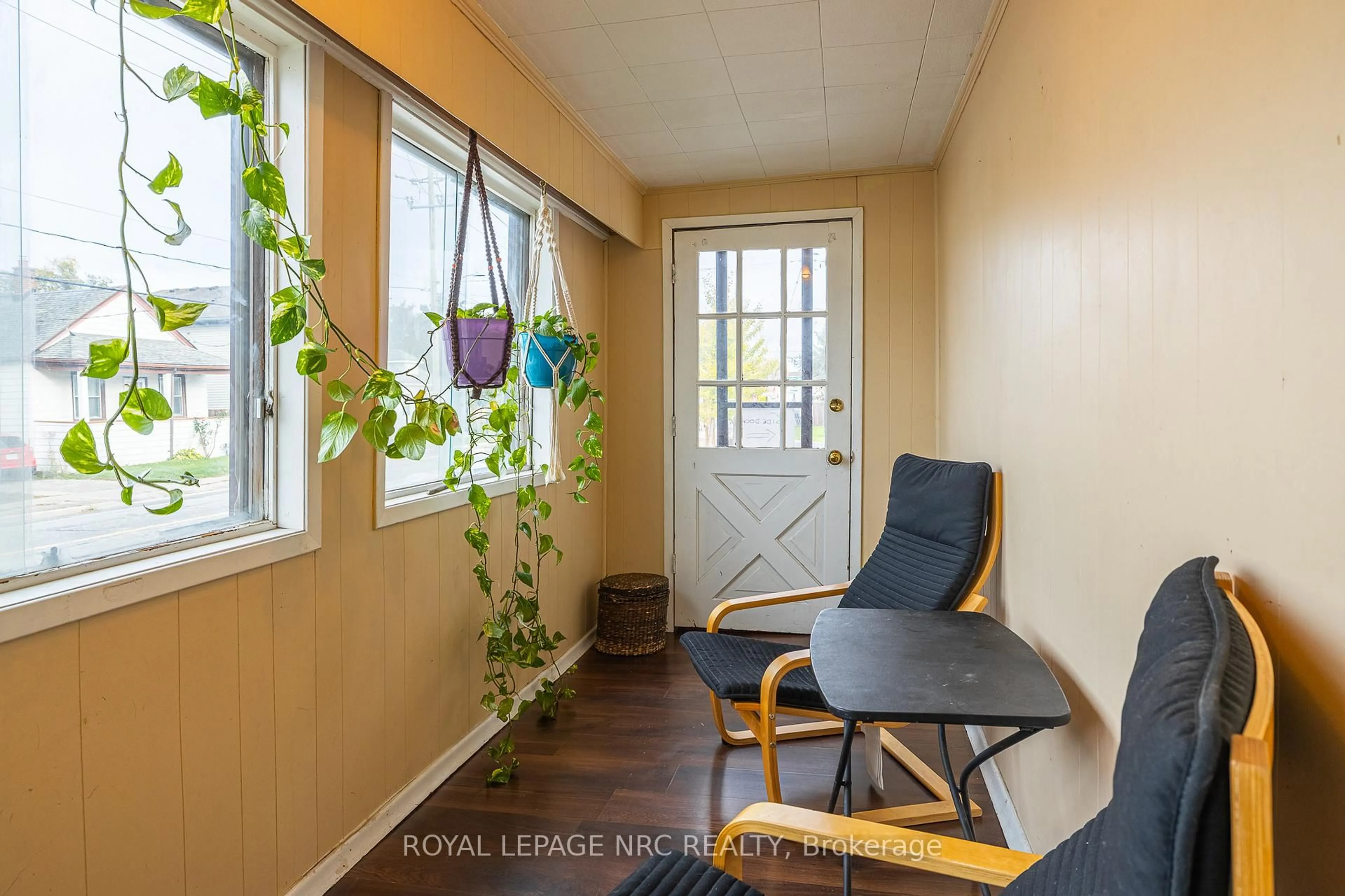 Indoor entryway for 81 Pelham Rd Rd, St. Catharines Ontario L2S 1S3