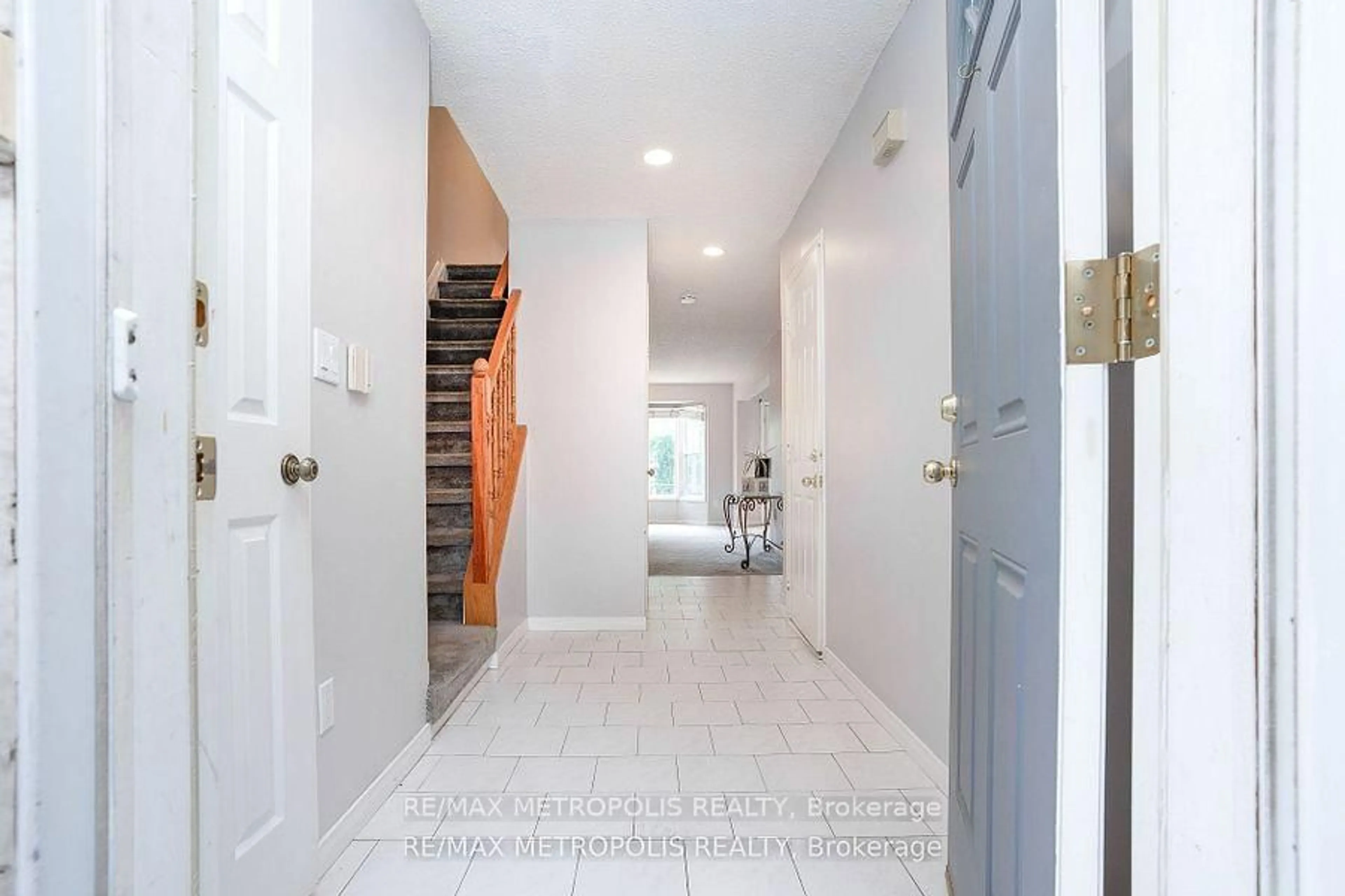 Indoor entryway for 2 Royalwood Crt #59, Hamilton Ontario L8E 4Z1