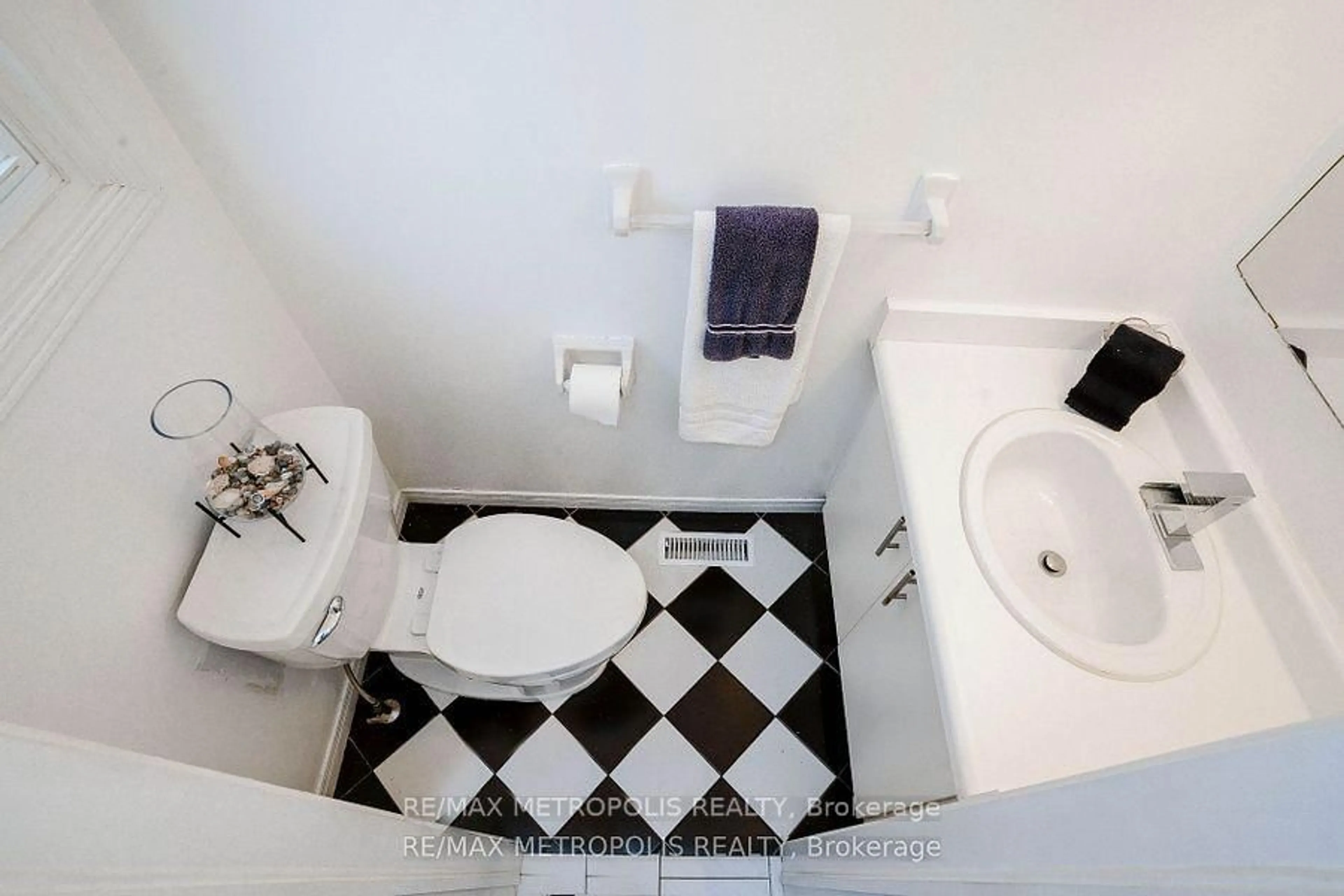 Standard bathroom, ceramic/tile floor for 2 Royalwood Crt #59, Hamilton Ontario L8E 4Z1