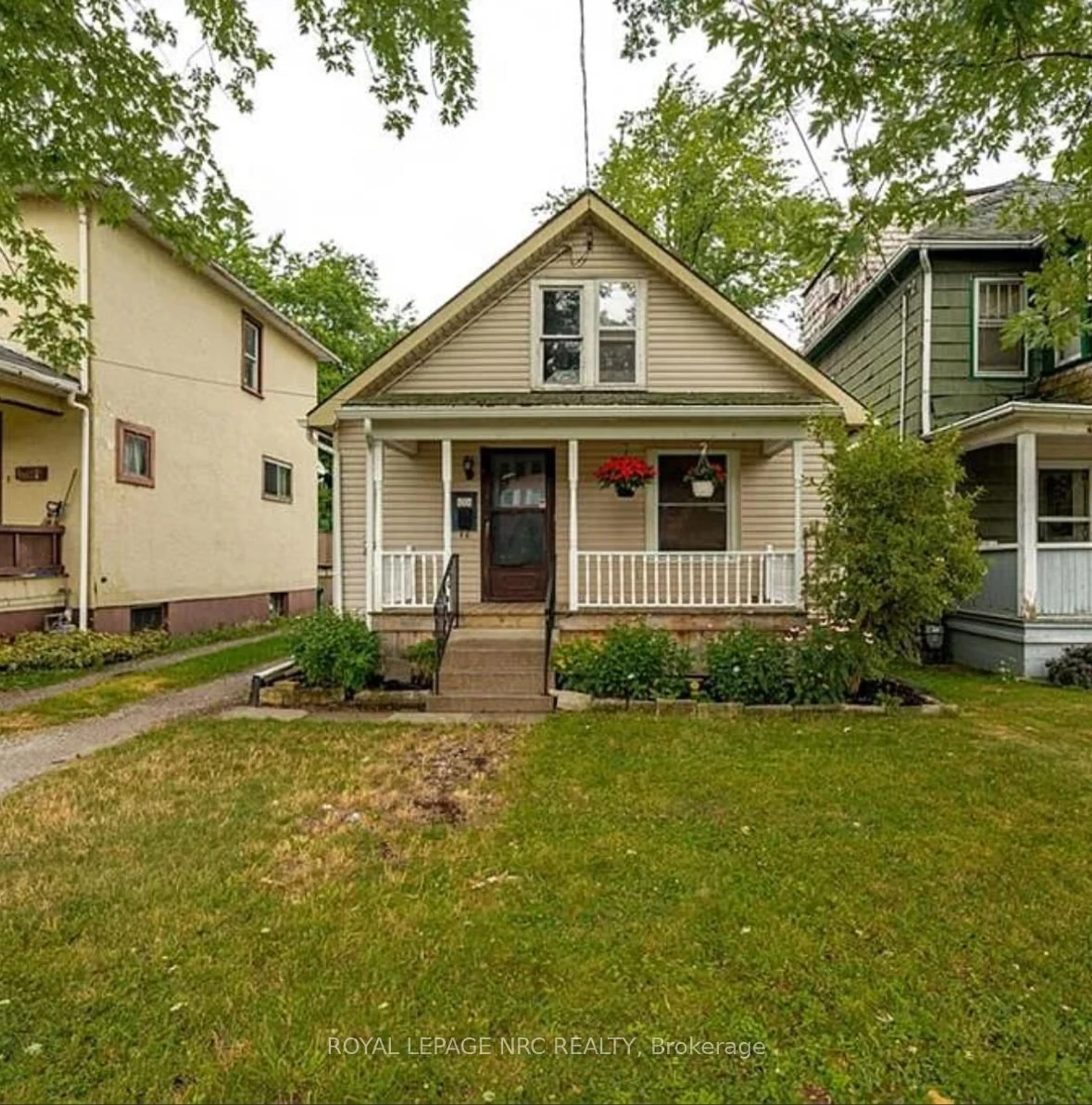 Home with vinyl exterior material, street for 154 MAPLE Ave, Welland Ontario L3C 5G4