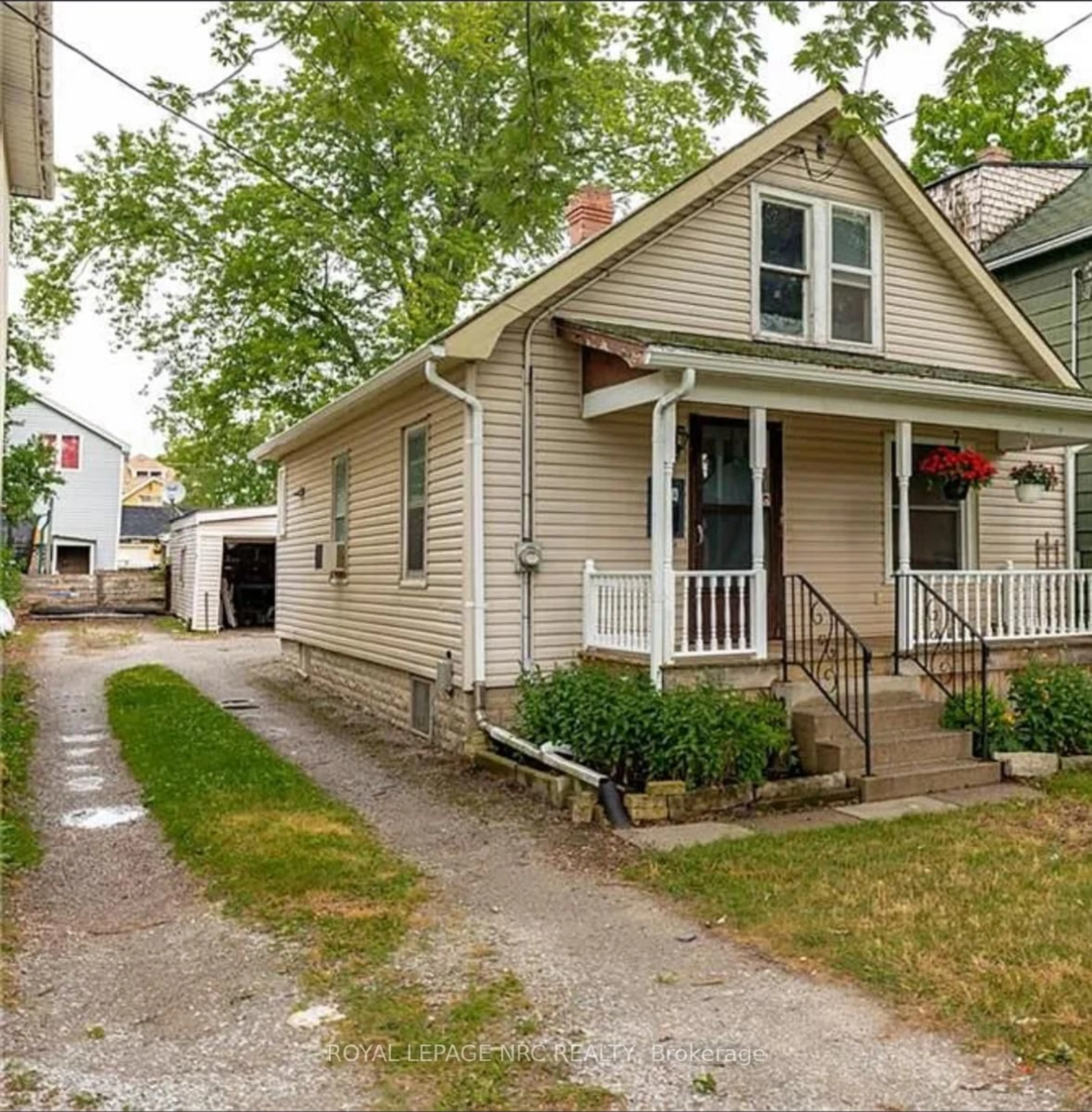 Home with vinyl exterior material, street for 154 MAPLE Ave, Welland Ontario L3C 5G4
