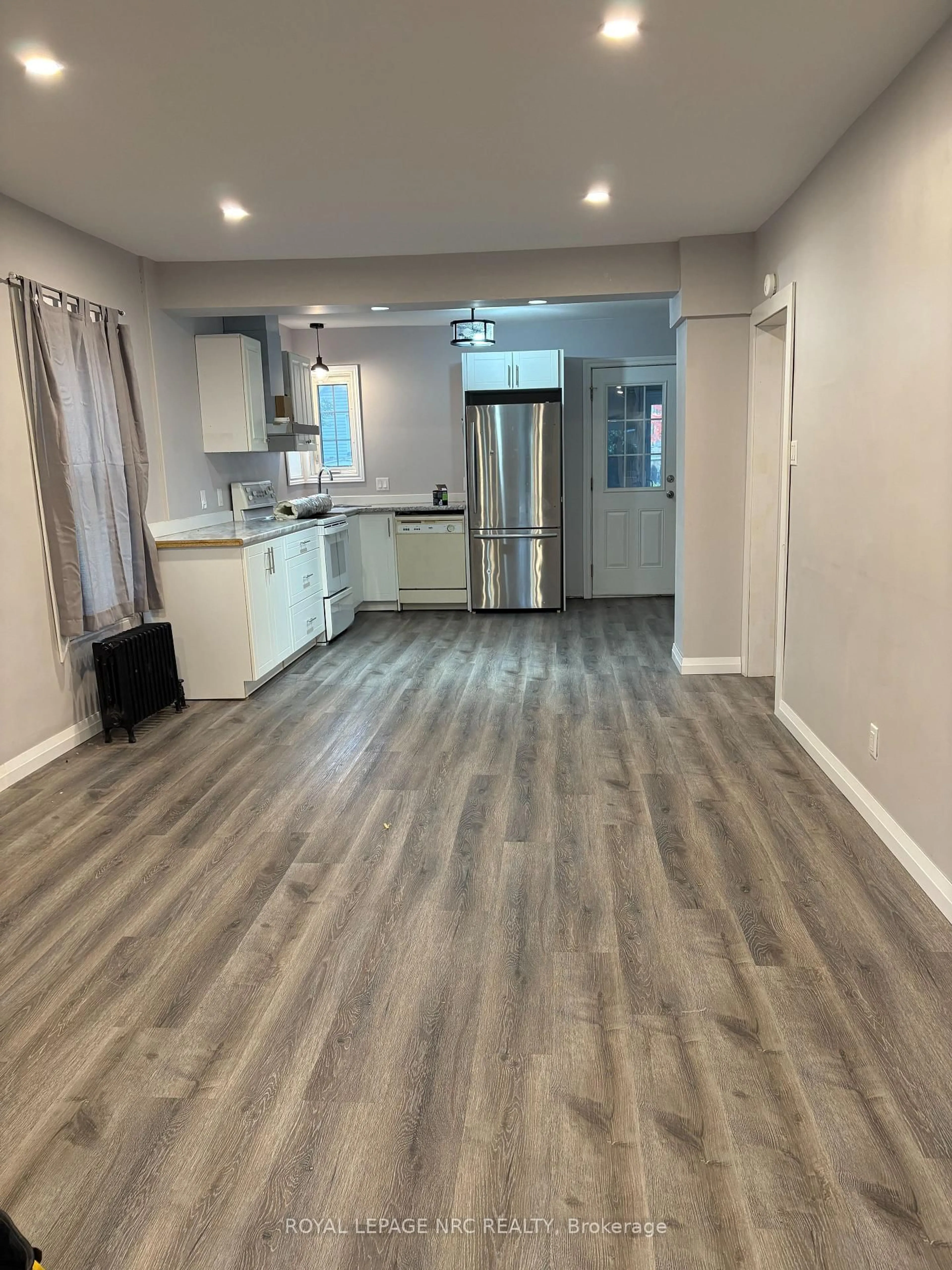 Open concept kitchen, unknown for 154 MAPLE Ave, Welland Ontario L3C 5G4
