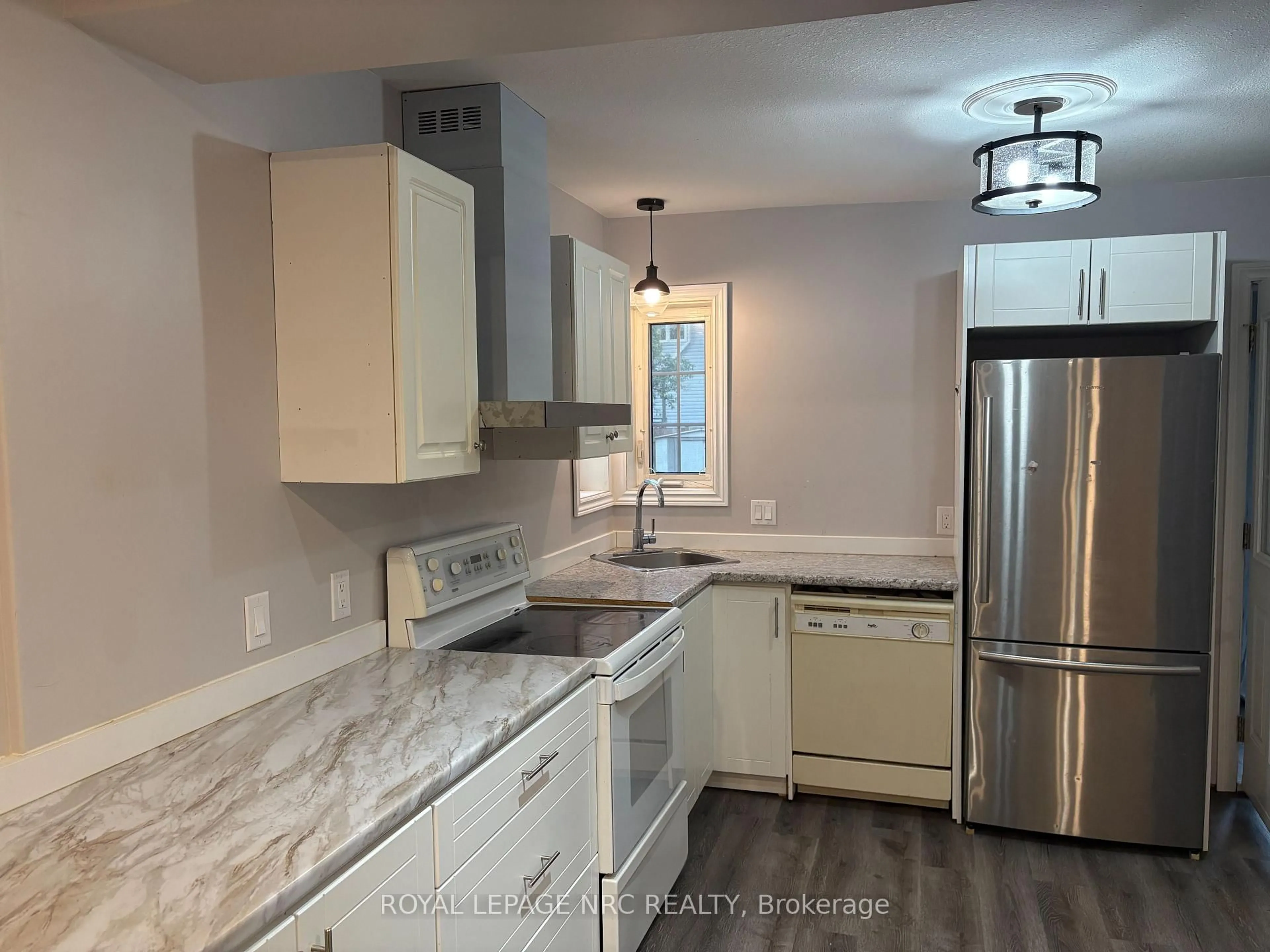 Open concept kitchen, ceramic/tile floor for 154 MAPLE Ave, Welland Ontario L3C 5G4