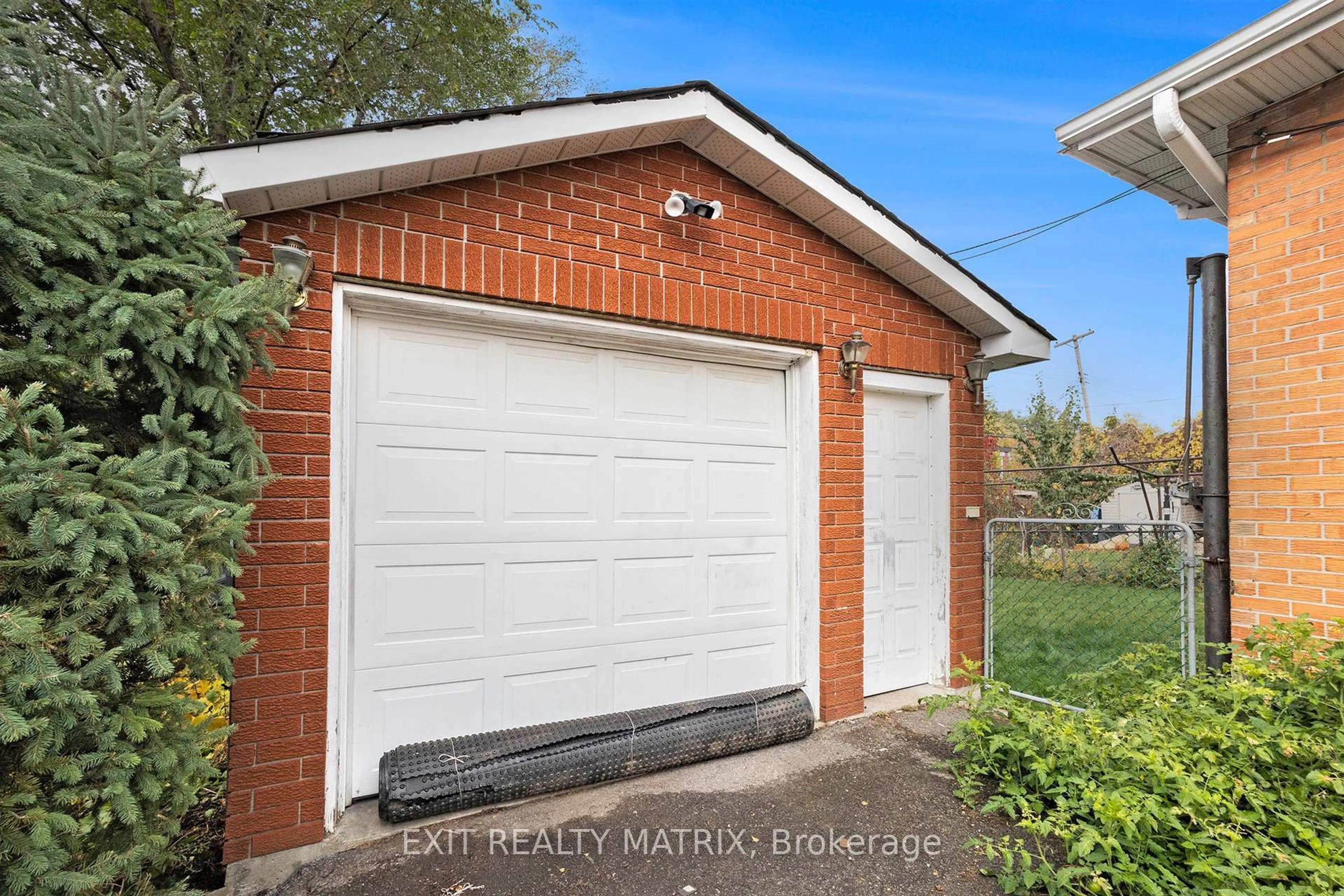 Indoor garage for 404 Maria Goretti Circ, Ottawa Ontario K1L 6S4