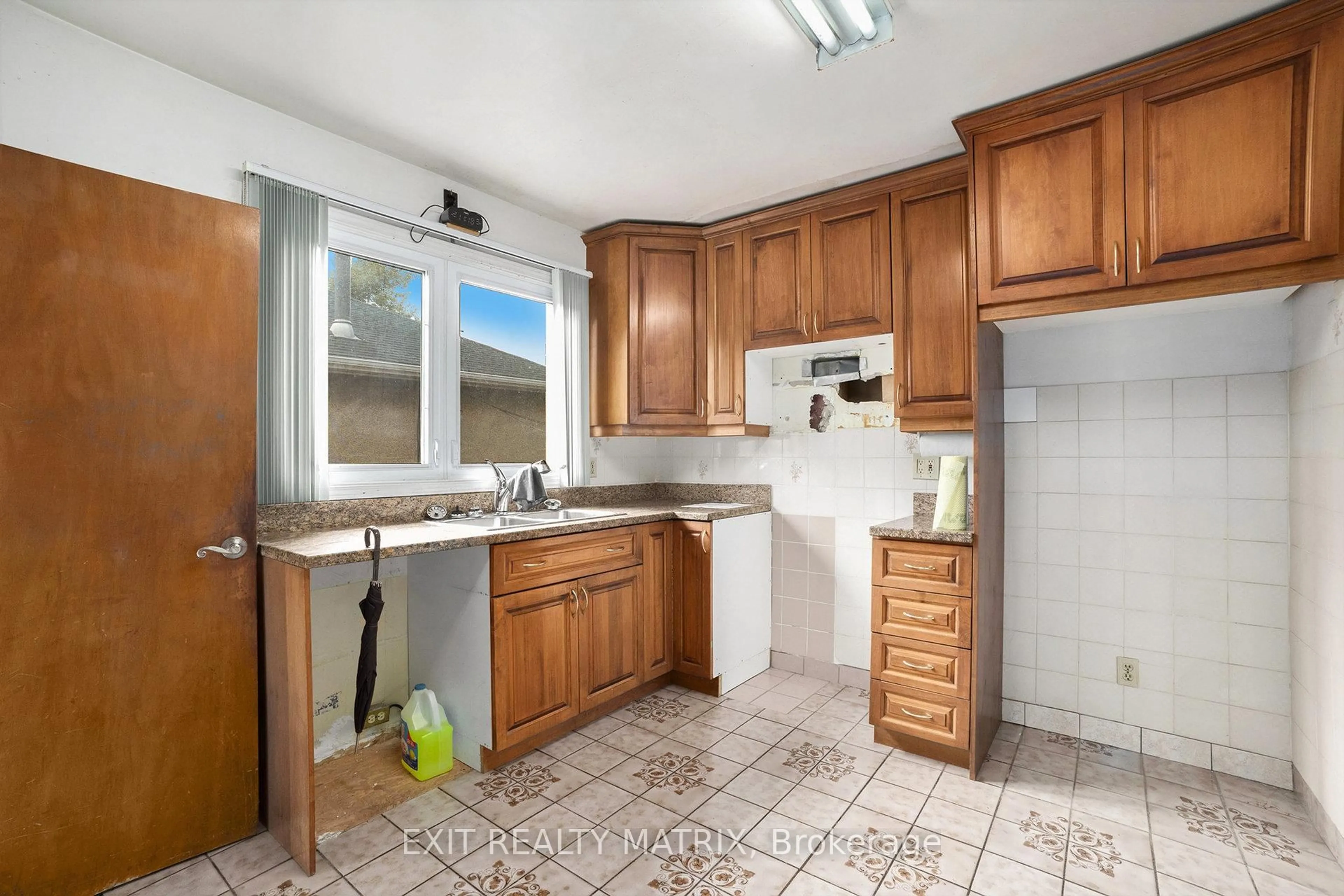 Standard kitchen, ceramic/tile floor for 404 Maria Goretti Circ, Ottawa Ontario K1L 6S4