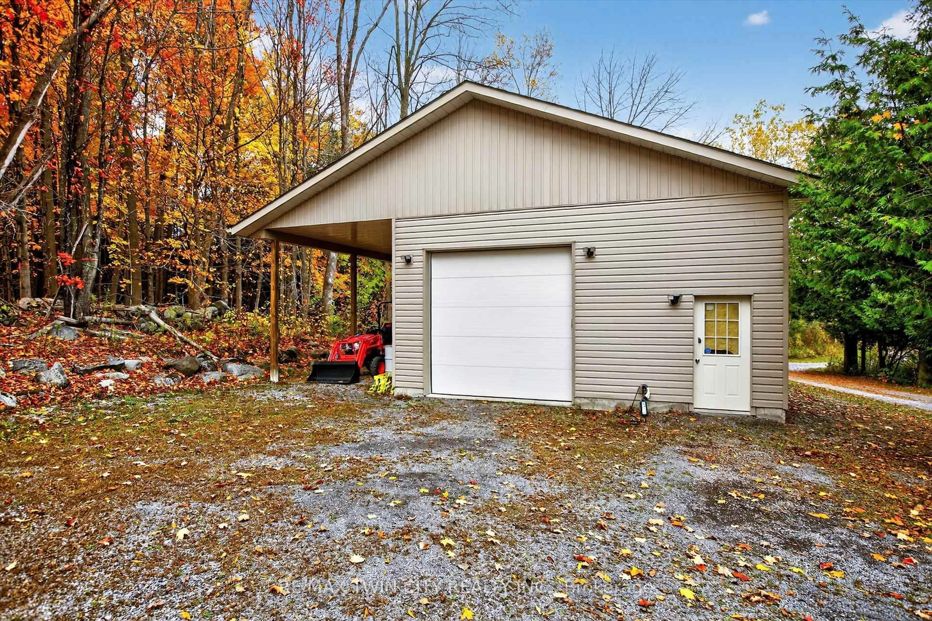 Indoor garage for 152B Wannamaker Rd, Stirling Ontario K0K 3E0