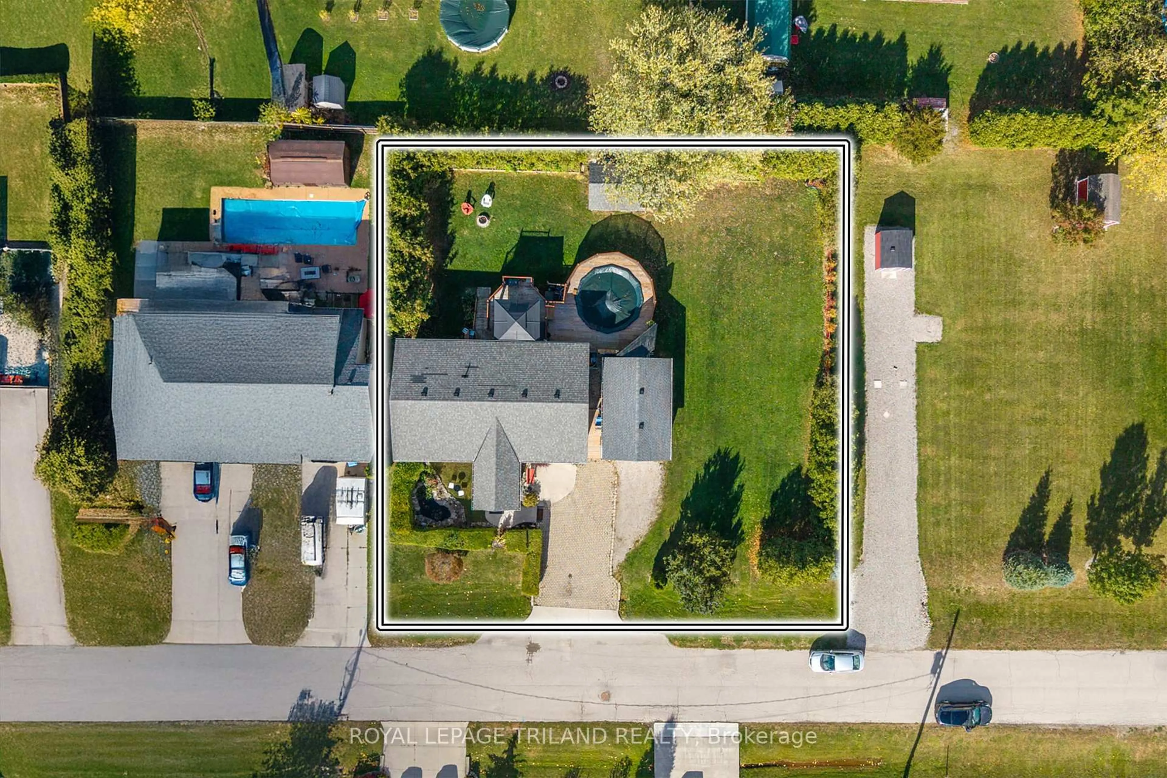 A pic from outside/outdoor area/front of a property/back of a property/a pic from drone, street for 212 Golfview St, Lambton Shores Ontario N0M 2N0