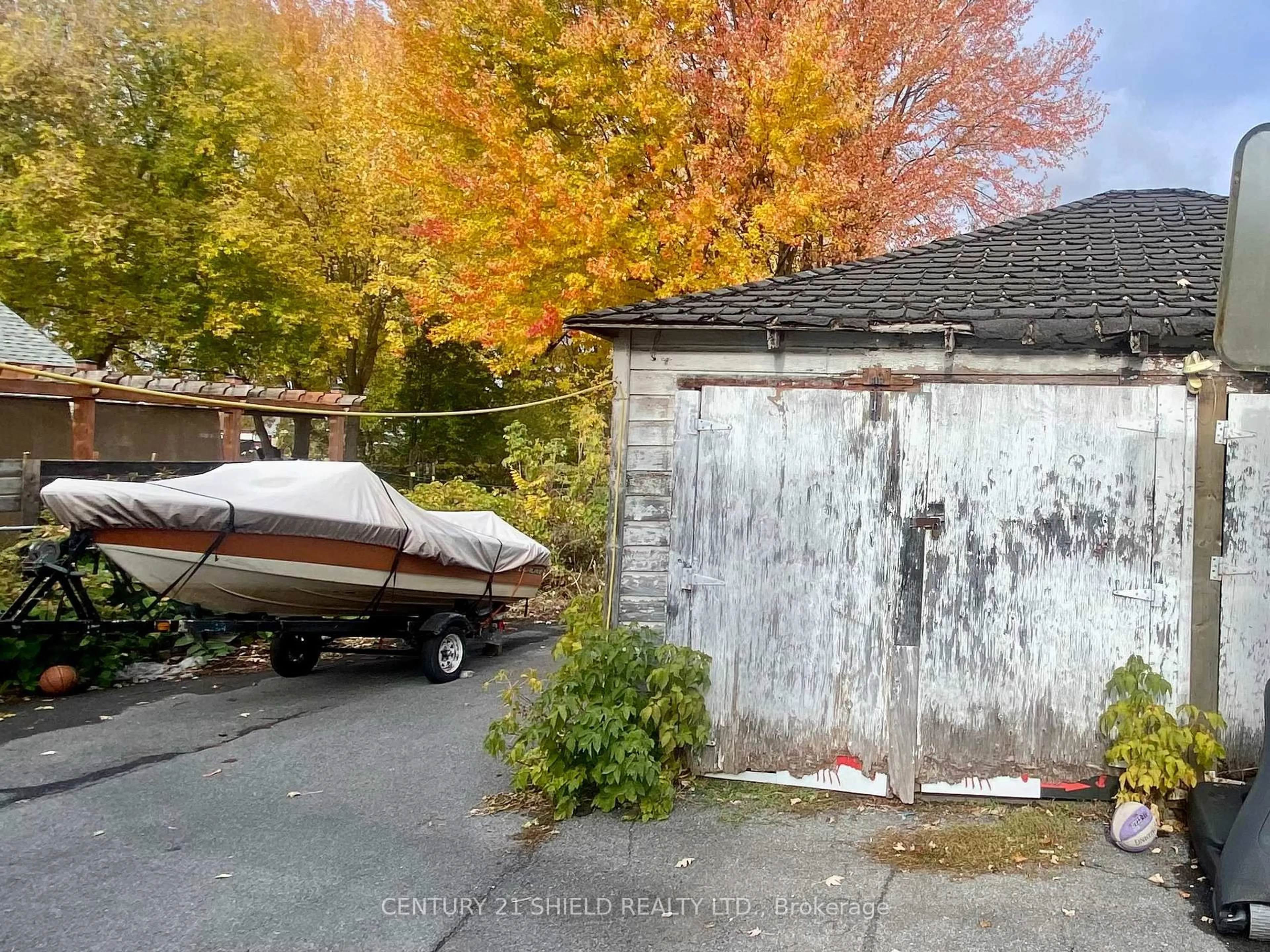 Shed for 221 5th St, Cornwall Ontario K6H 2L7