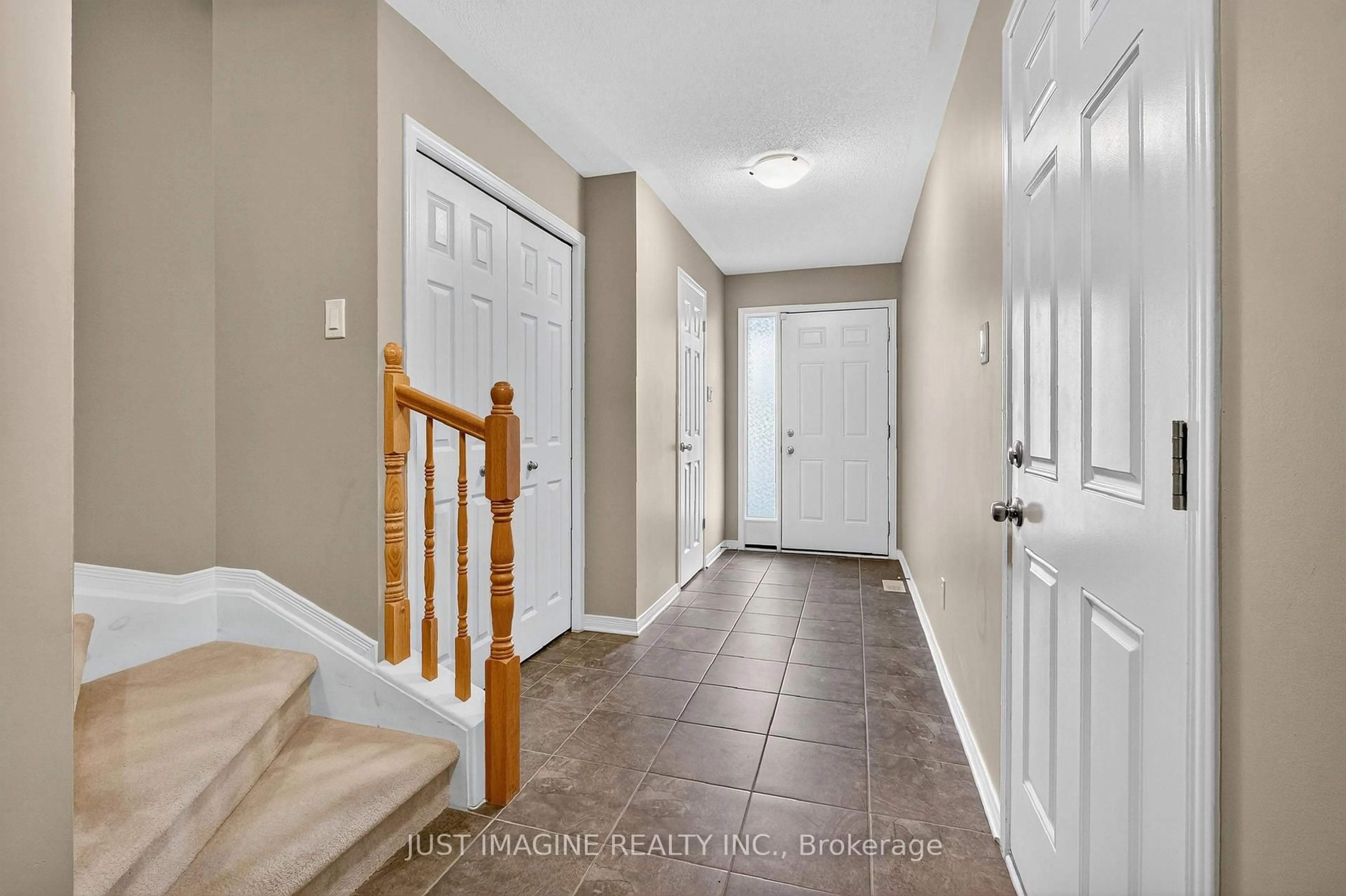 Indoor entryway for 105 Caithness Private, Orleans Ontario K1W 0G4