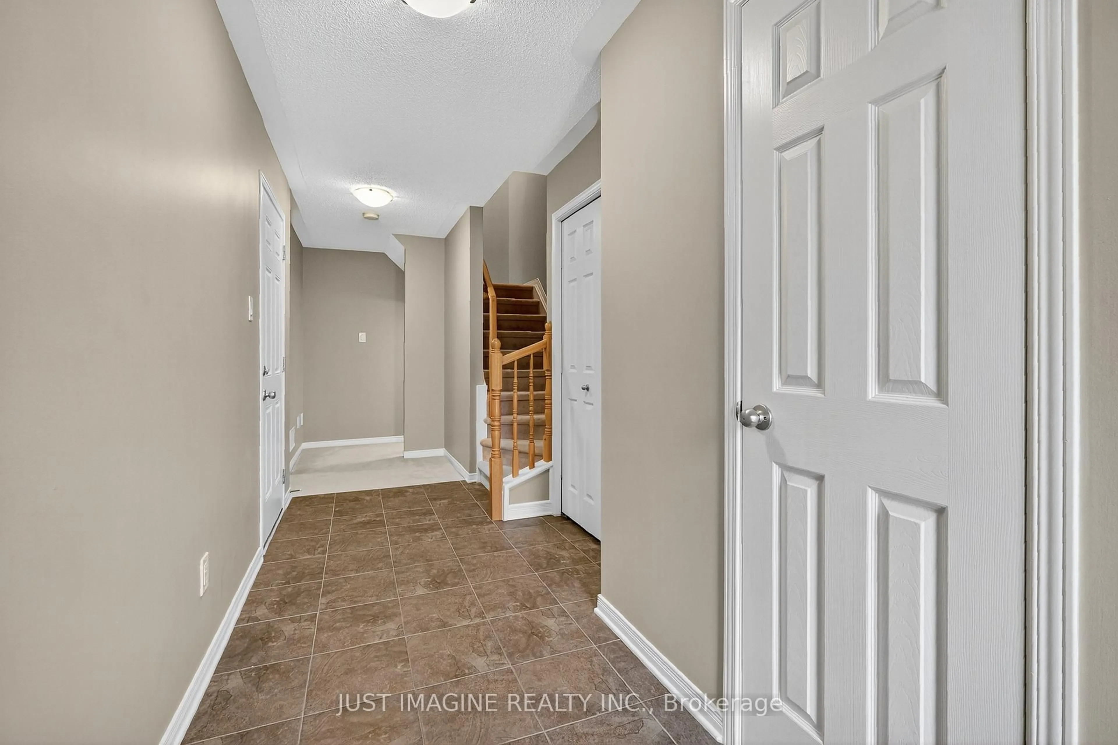Indoor entryway for 105 Caithness Private, Orleans Ontario K1W 0G4