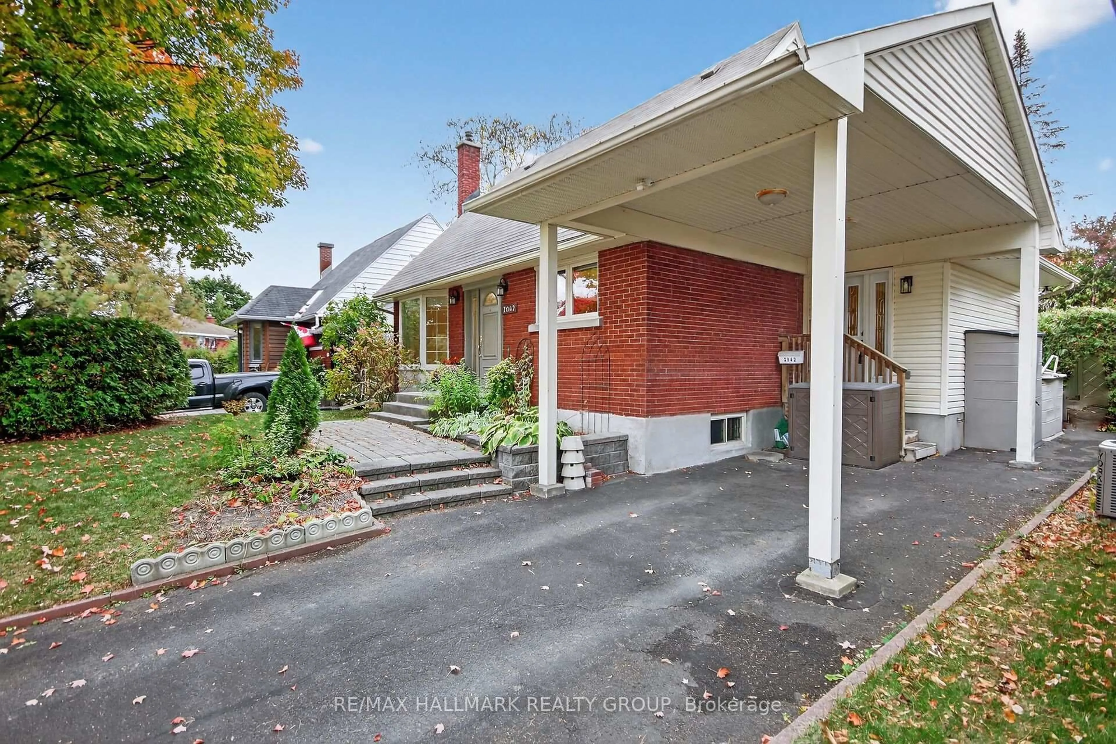 A pic from outside/outdoor area/front of a property/back of a property/a pic from drone, street for 2042 Tilson St, Ottawa Ontario K1G 2M7