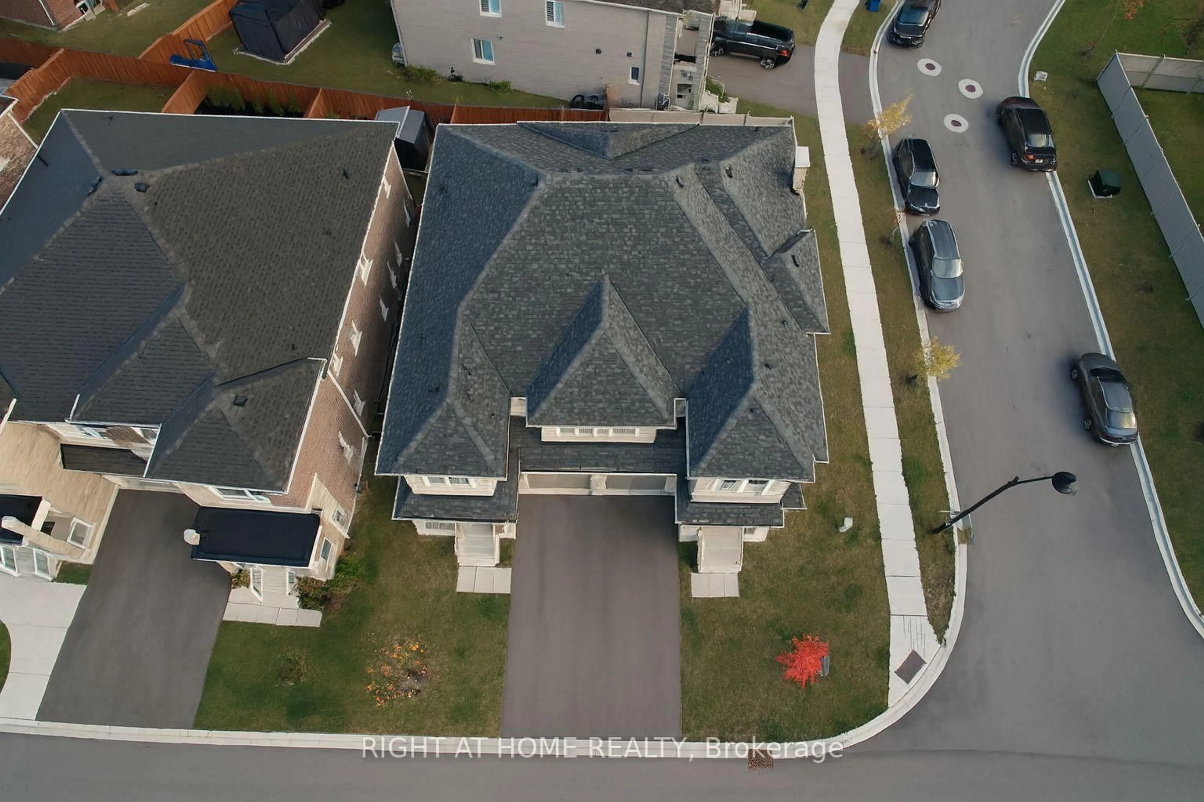 A pic from outside/outdoor area/front of a property/back of a property/a pic from drone, unknown for 21 Trailbank Gdns, Hamilton Ontario L8B 1Z3