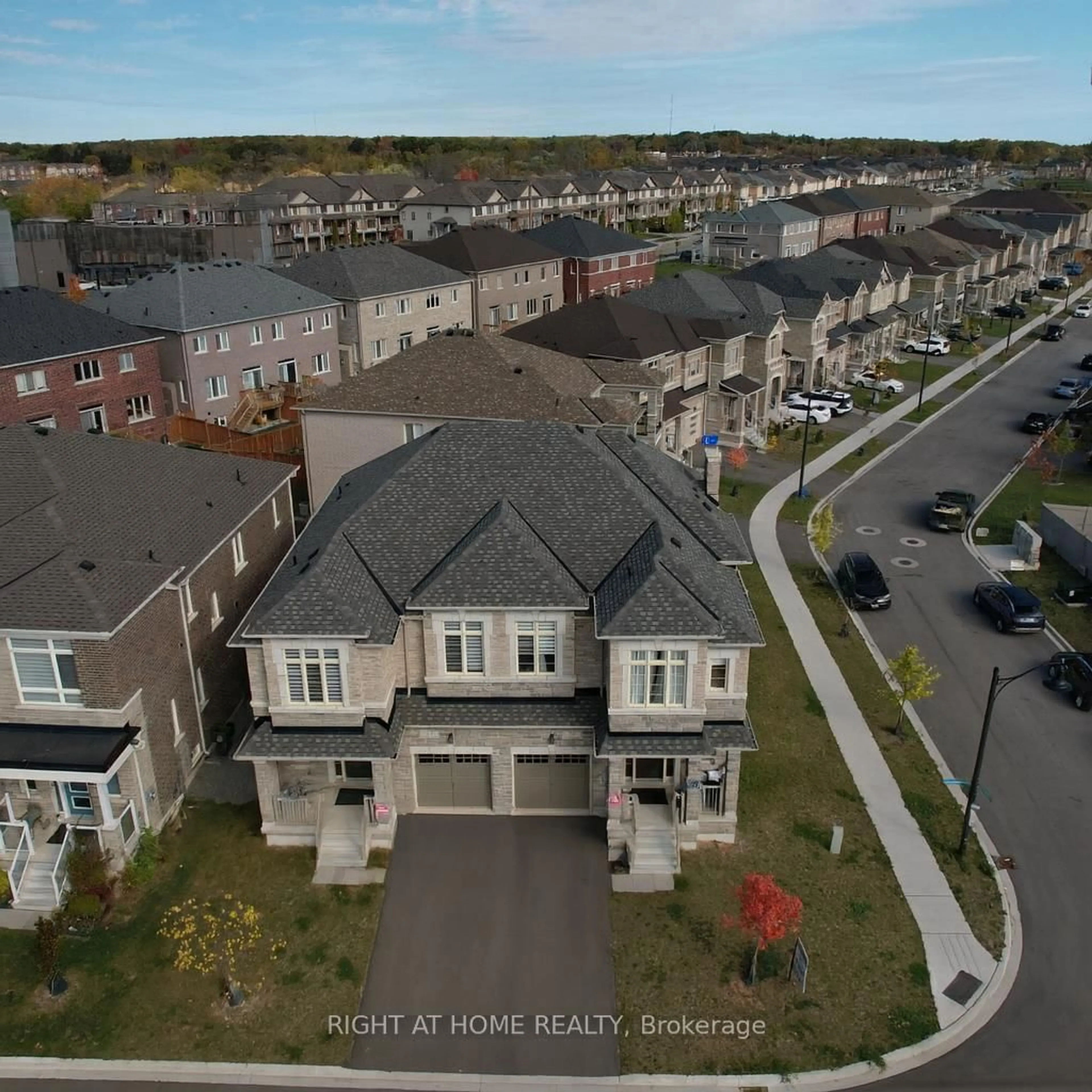 A pic from outside/outdoor area/front of a property/back of a property/a pic from drone, unknown for 21 Trailbank Gdns, Hamilton Ontario L8B 1Z3