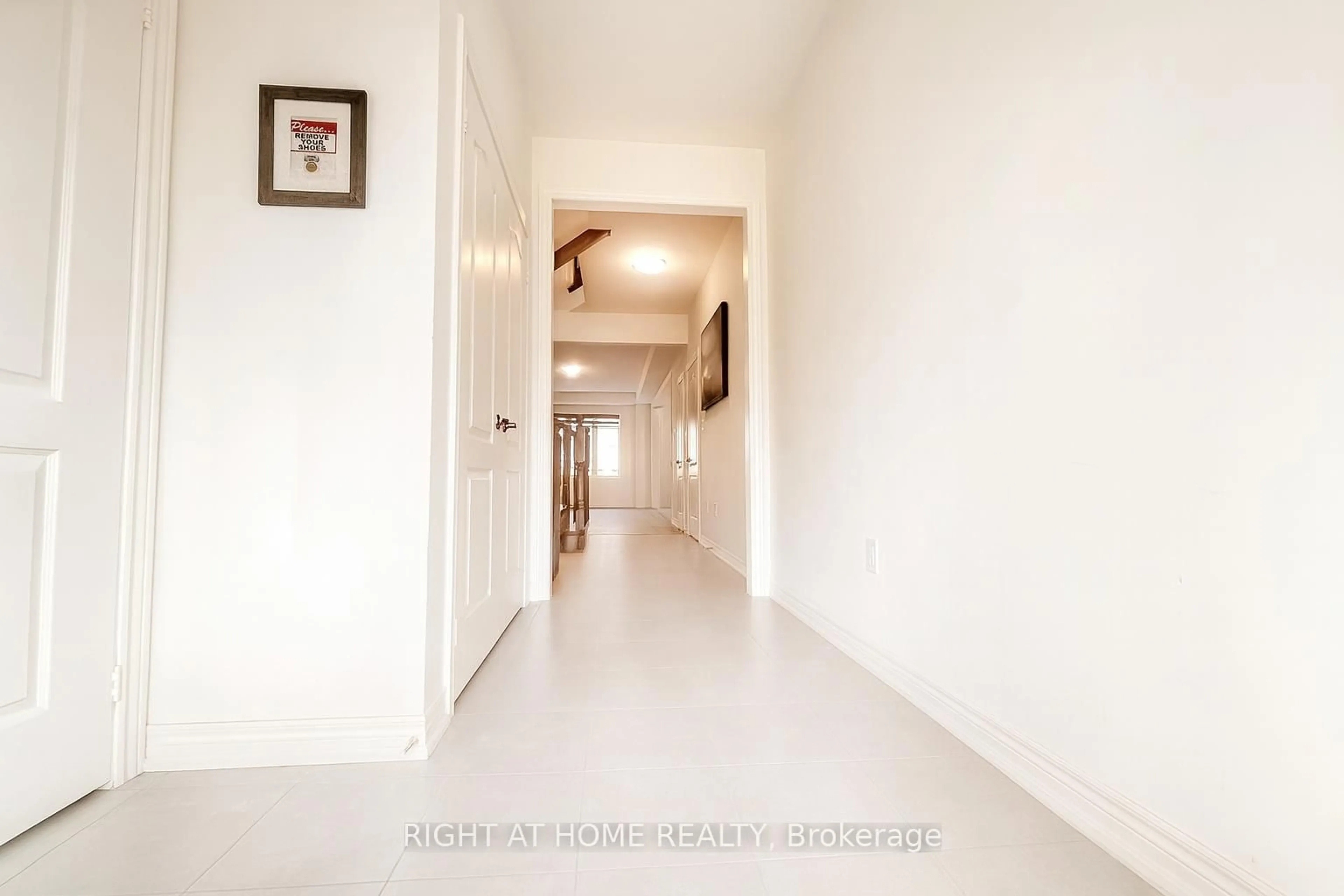 Indoor foyer for 21 Trailbank Gdns, Hamilton Ontario L8B 1Z3