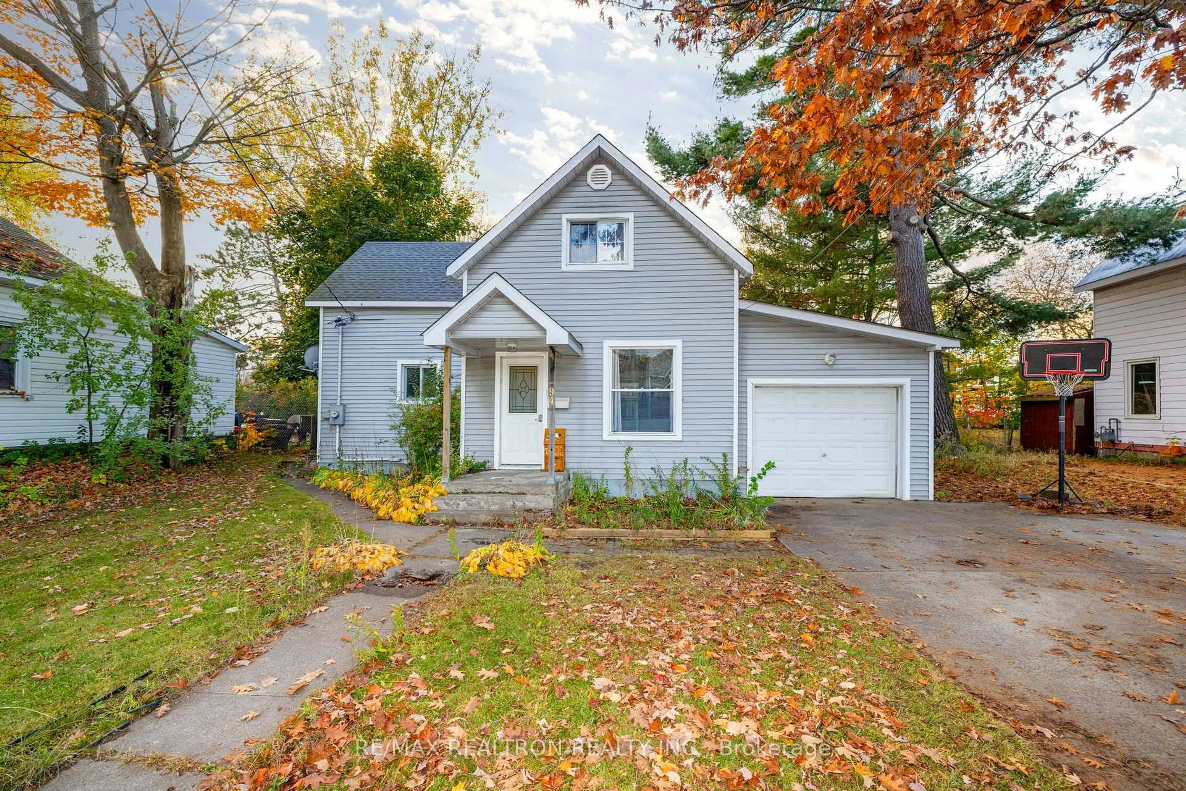 Home with vinyl exterior material, street for 94 Church St, Parry Sound Ontario P2A 1Z3