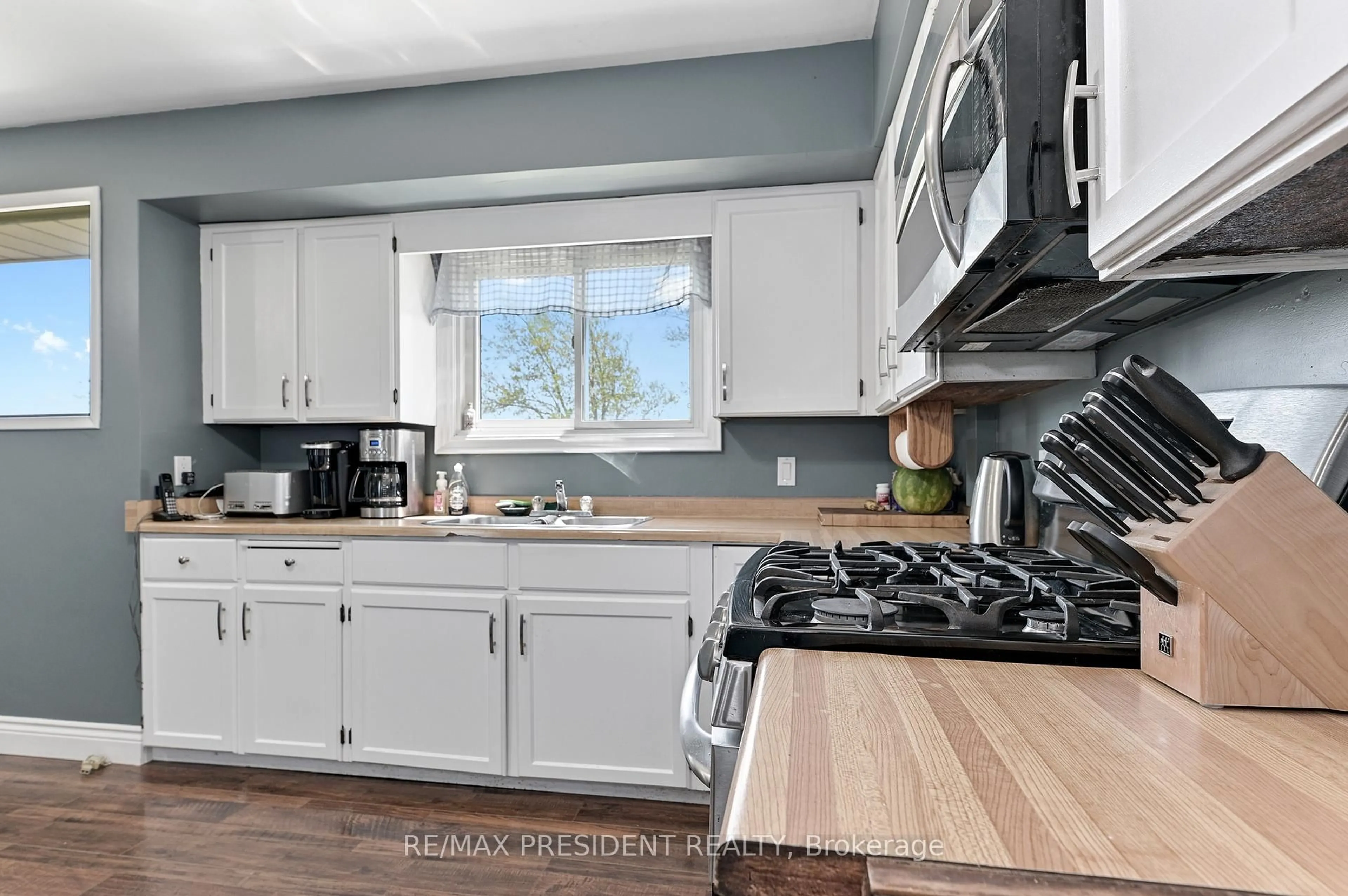 Open concept kitchen, wood/laminate floor for 40233 Forks Rd, Wainfleet Ontario L0S 1V0
