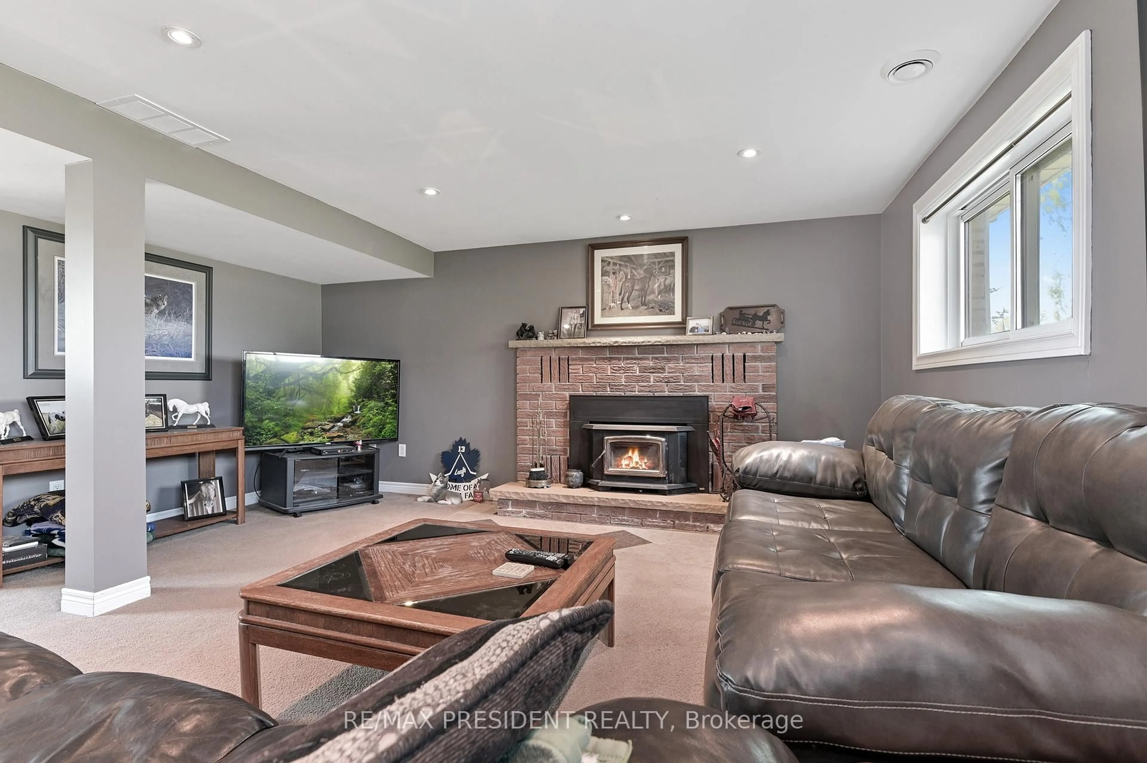 Living room with furniture, unknown for 40233 Forks Rd, Wainfleet Ontario L0S 1V0