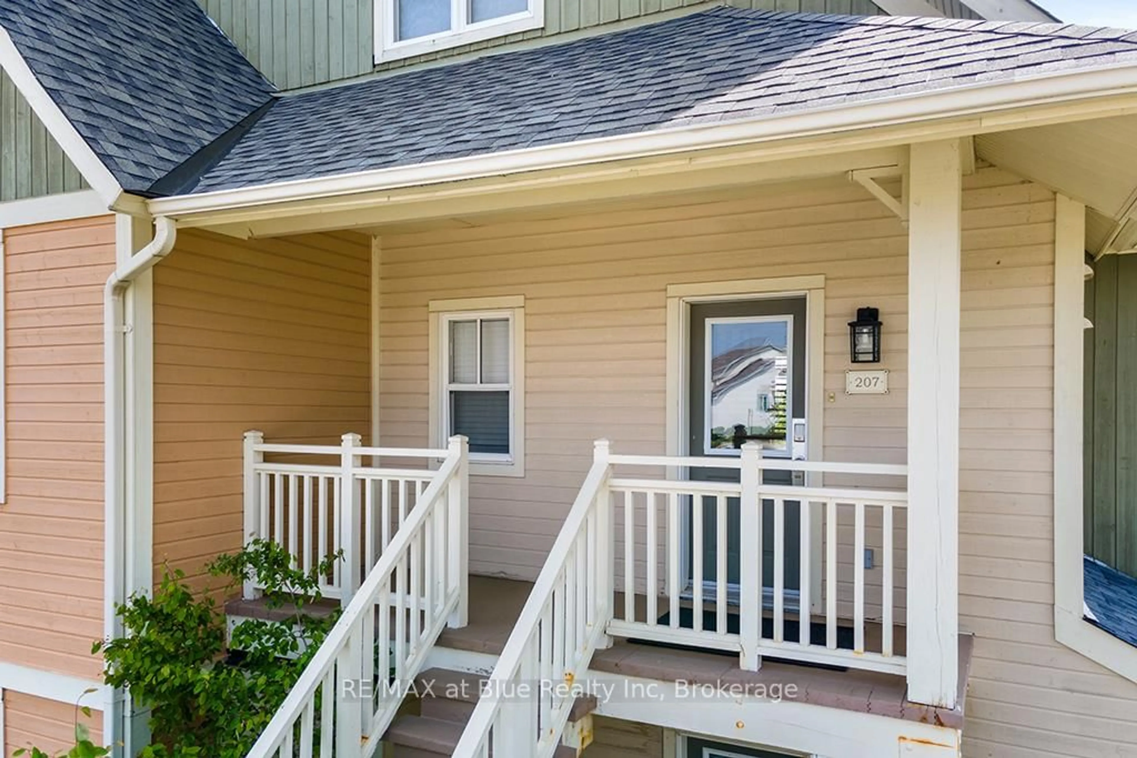 Home with vinyl exterior material, street for 115 Fairway Crt #207, Blue Mountains Ontario L9Y 0V1