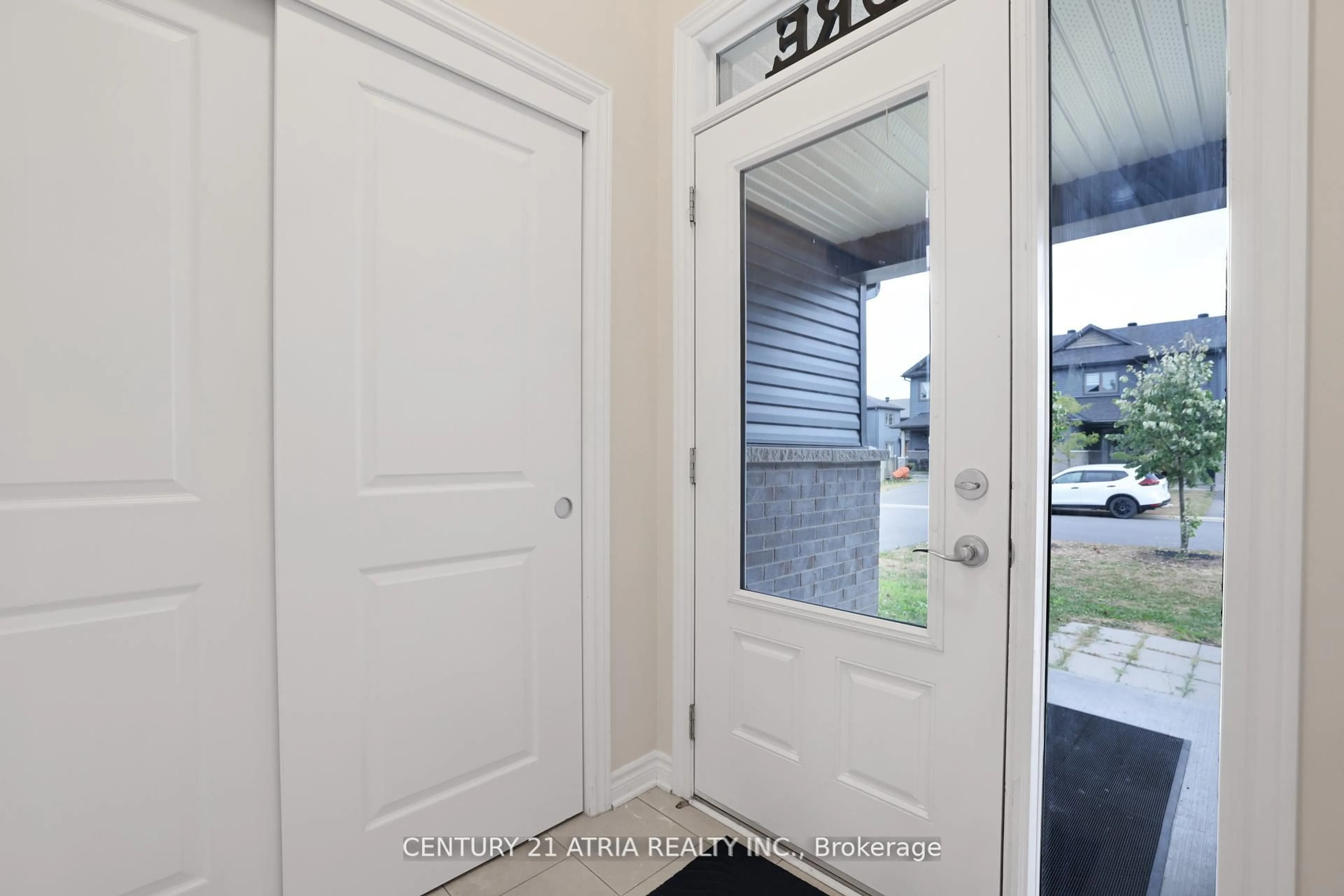 Indoor entryway for 14 Rookie Cres, Ottawa Ontario K2V 0R9