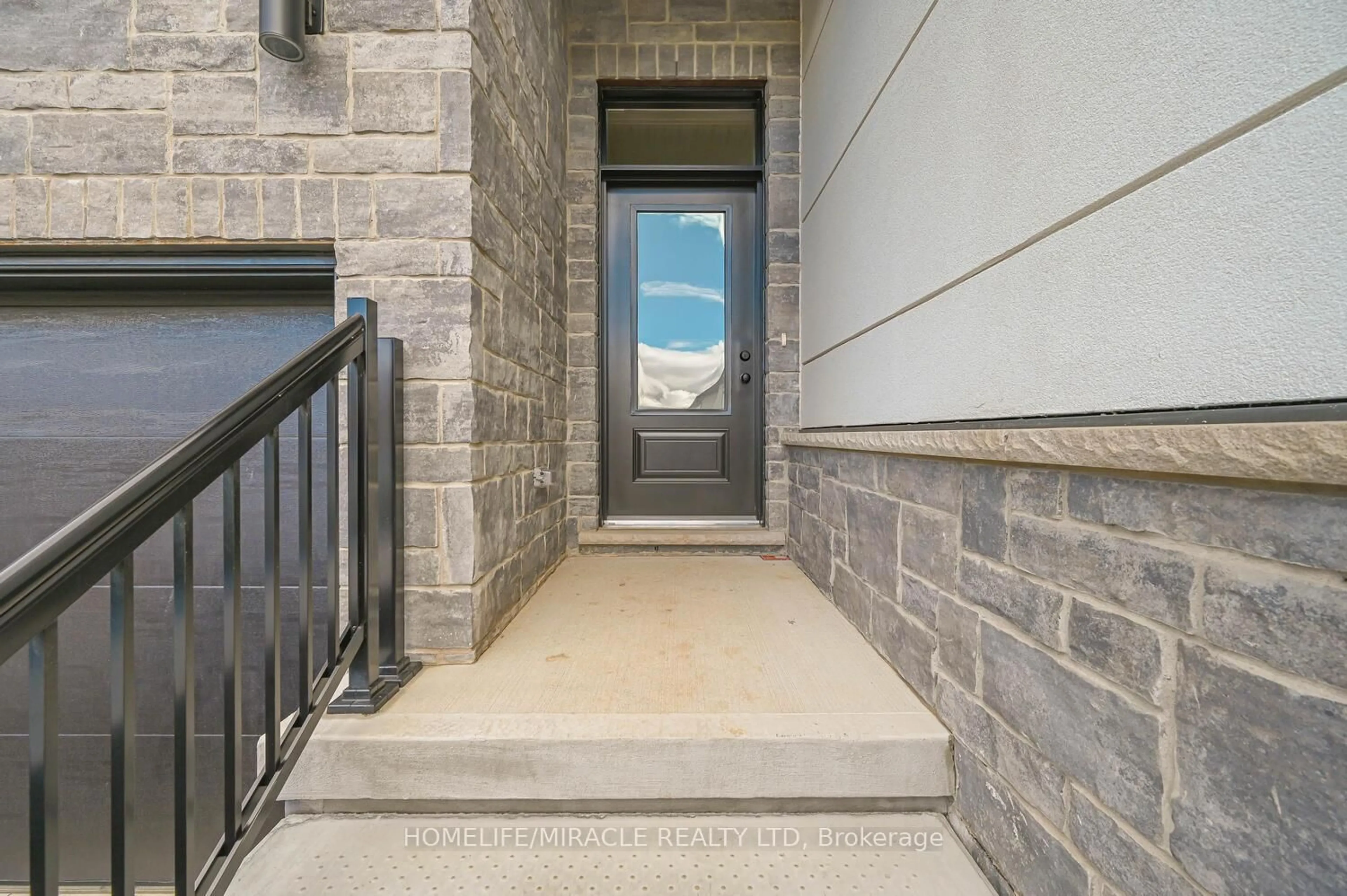 Indoor entryway for 16 Munn Cres, Brant Ontario N3L 0N3