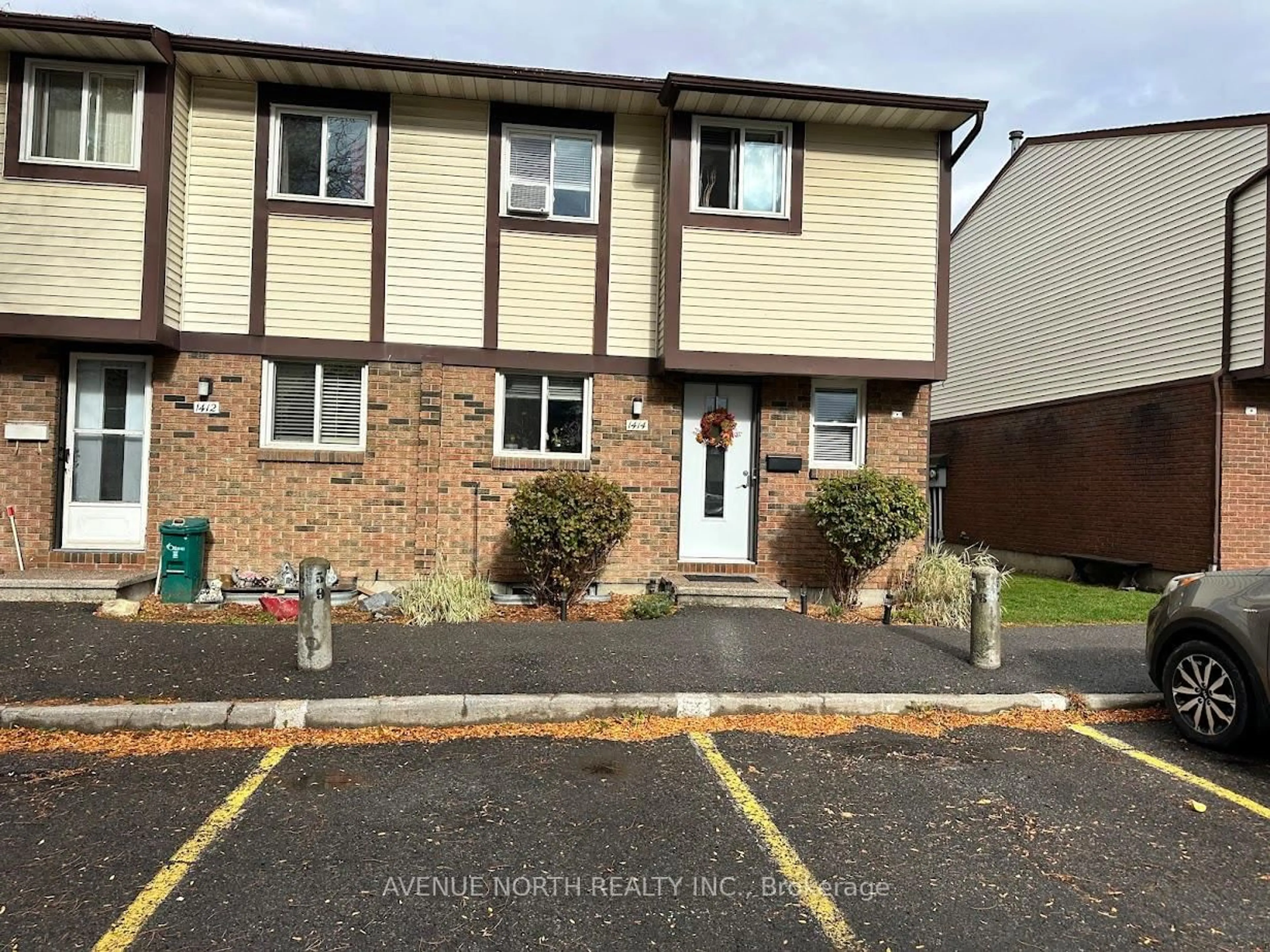 A pic from outside/outdoor area/front of a property/back of a property/a pic from drone, street for 1414 Foxwell St, Ottawa Ontario K1B 5J4