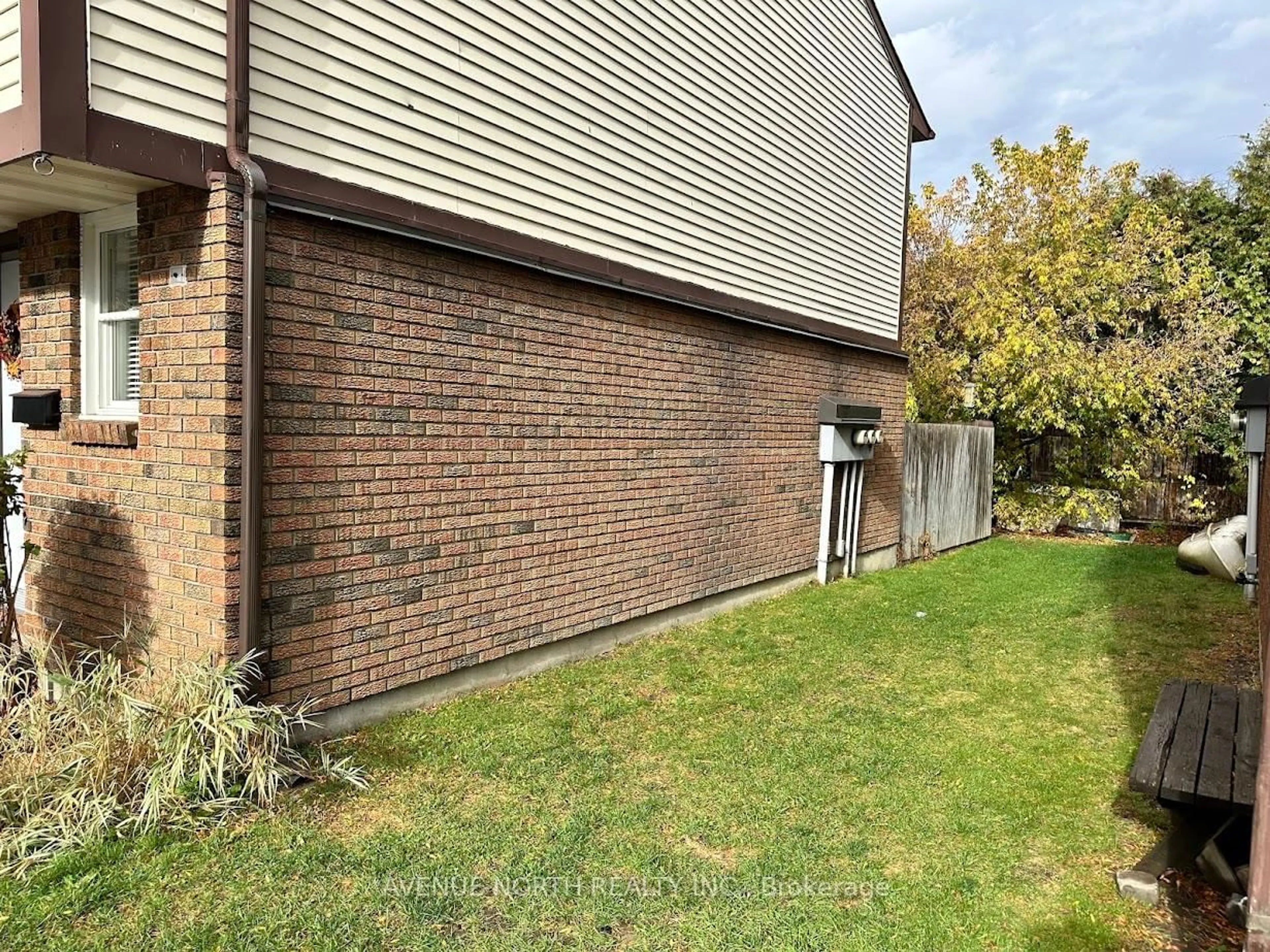 A pic from outside/outdoor area/front of a property/back of a property/a pic from drone, street for 1414 Foxwell St, Ottawa Ontario K1B 5J4