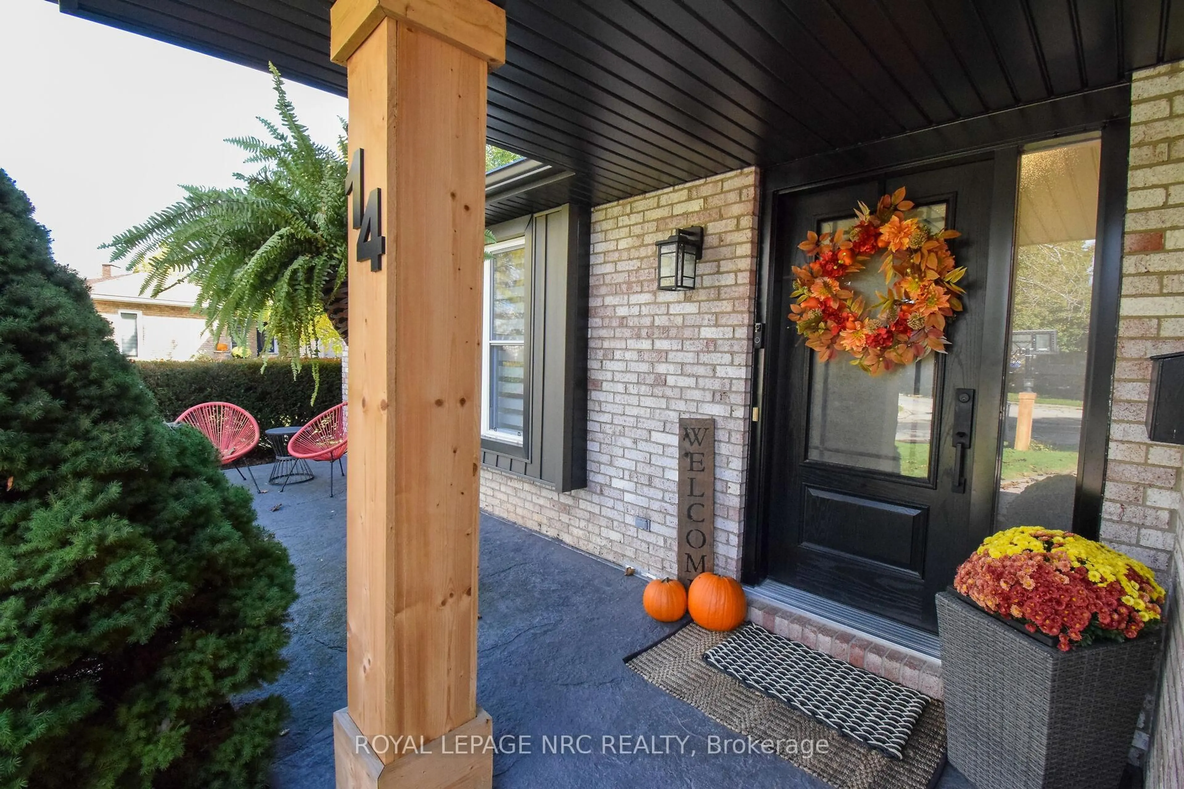 Indoor entryway for 14 Eastfield Crt, St. Catharines Ontario L2M 6V1