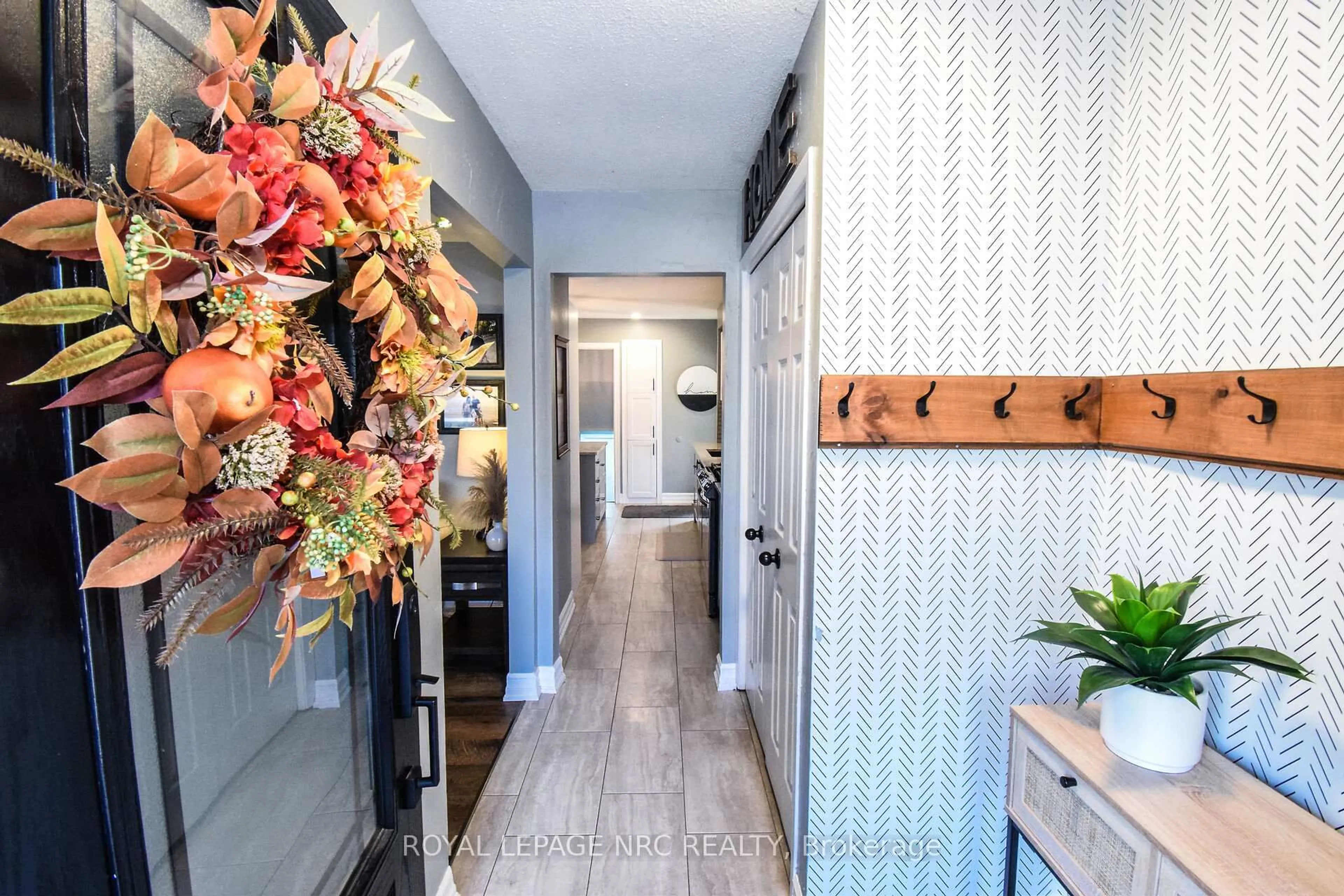 Indoor entryway for 14 Eastfield Crt, St. Catharines Ontario L2M 6V1