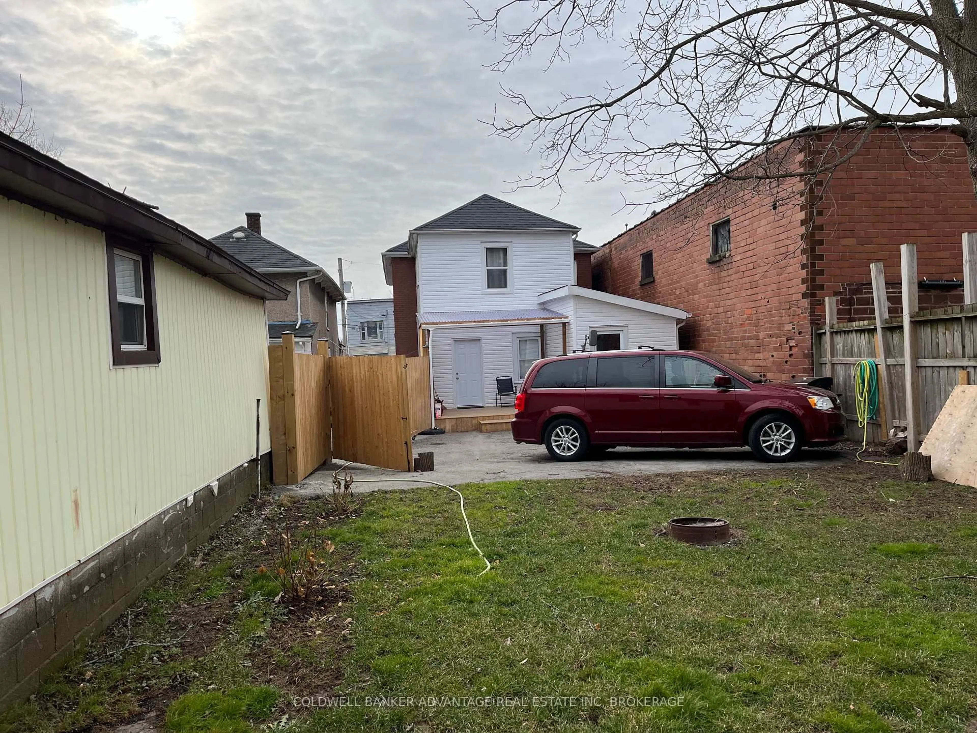 A pic from outside/outdoor area/front of a property/back of a property/a pic from drone, street for 14 Albert St, Welland Ontario L3B 4L2
