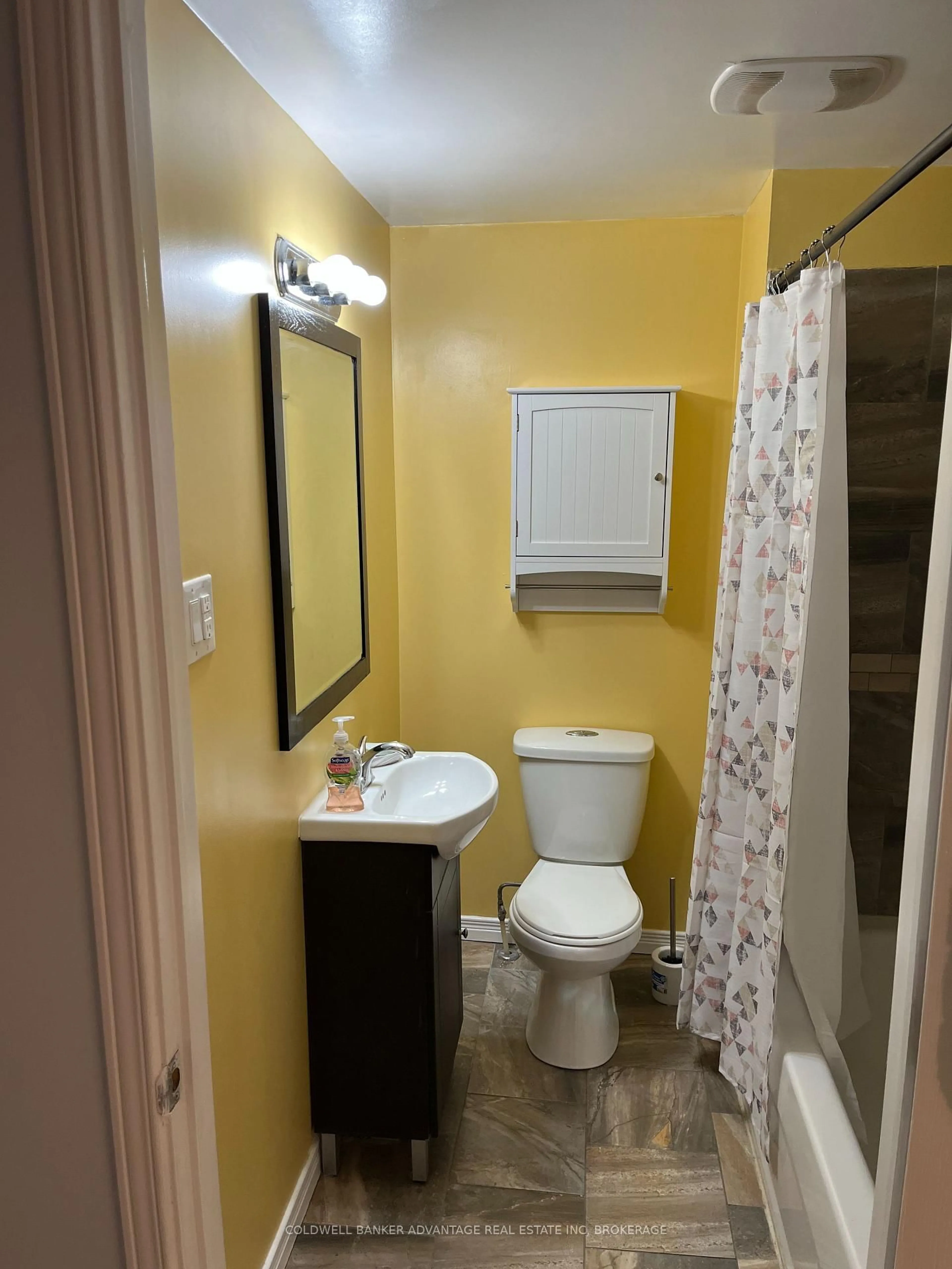 Standard bathroom, unknown for 14 Albert St, Welland Ontario L3B 4L2