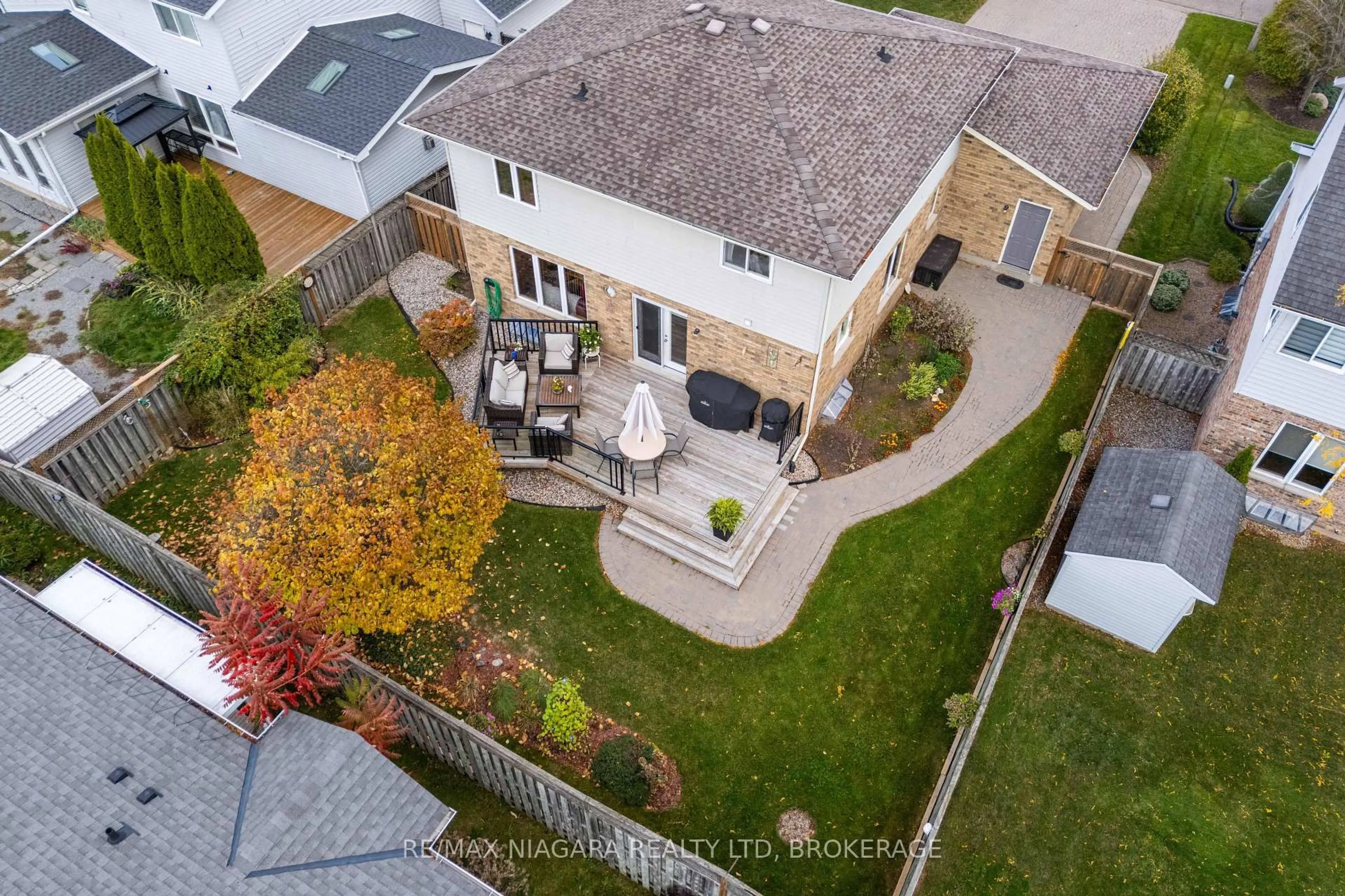 A pic from outside/outdoor area/front of a property/back of a property/a pic from drone, street for 3839 Northwood Dr, Niagara Falls Ontario L2H 2Y5