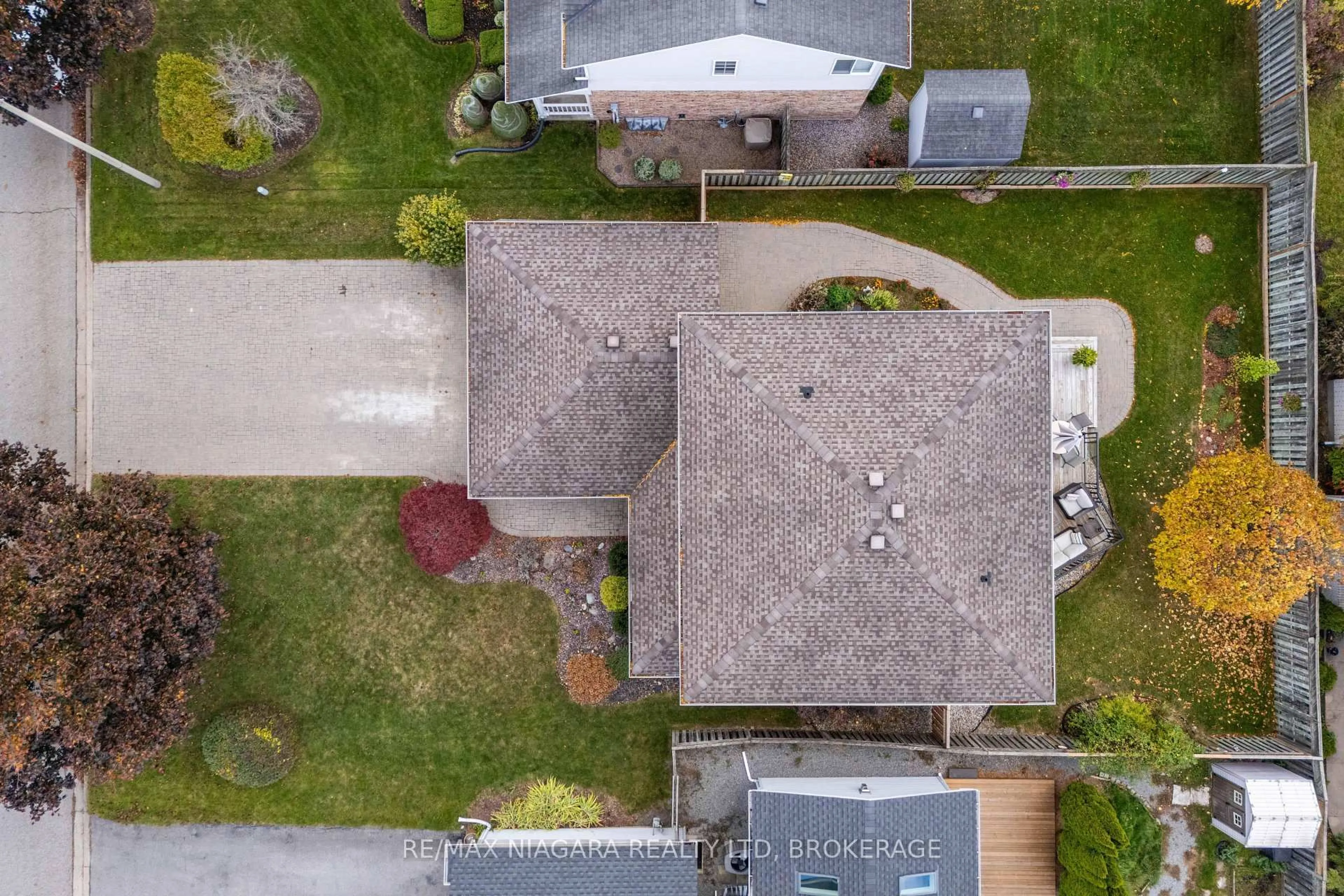A pic from outside/outdoor area/front of a property/back of a property/a pic from drone, street for 3839 Northwood Dr, Niagara Falls Ontario L2H 2Y5